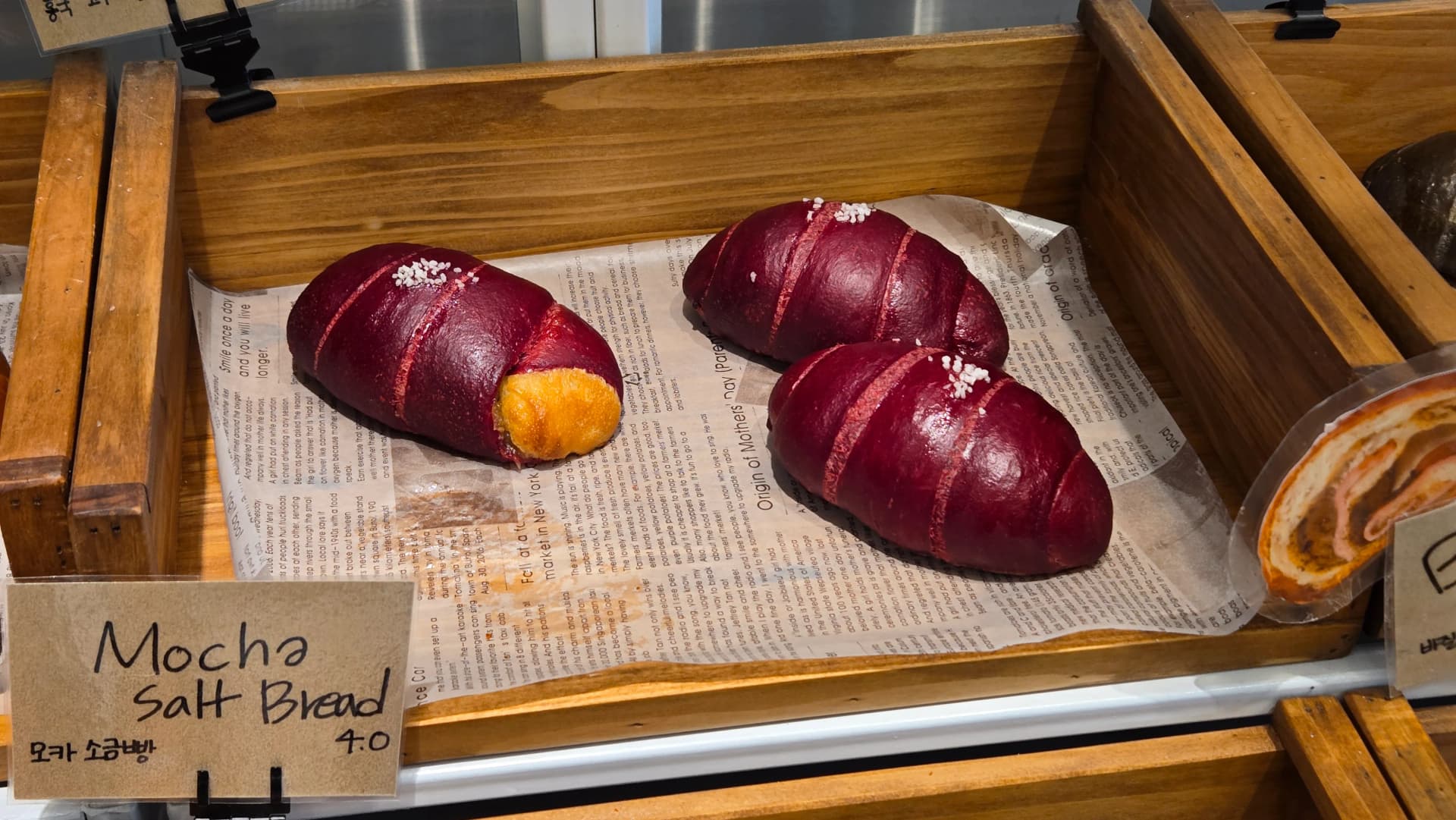 Salt bread dị nnukwu ma maa mma n’ime igbe osisi, yana akara 'Plain Soft Bread' | 하이제이에스비