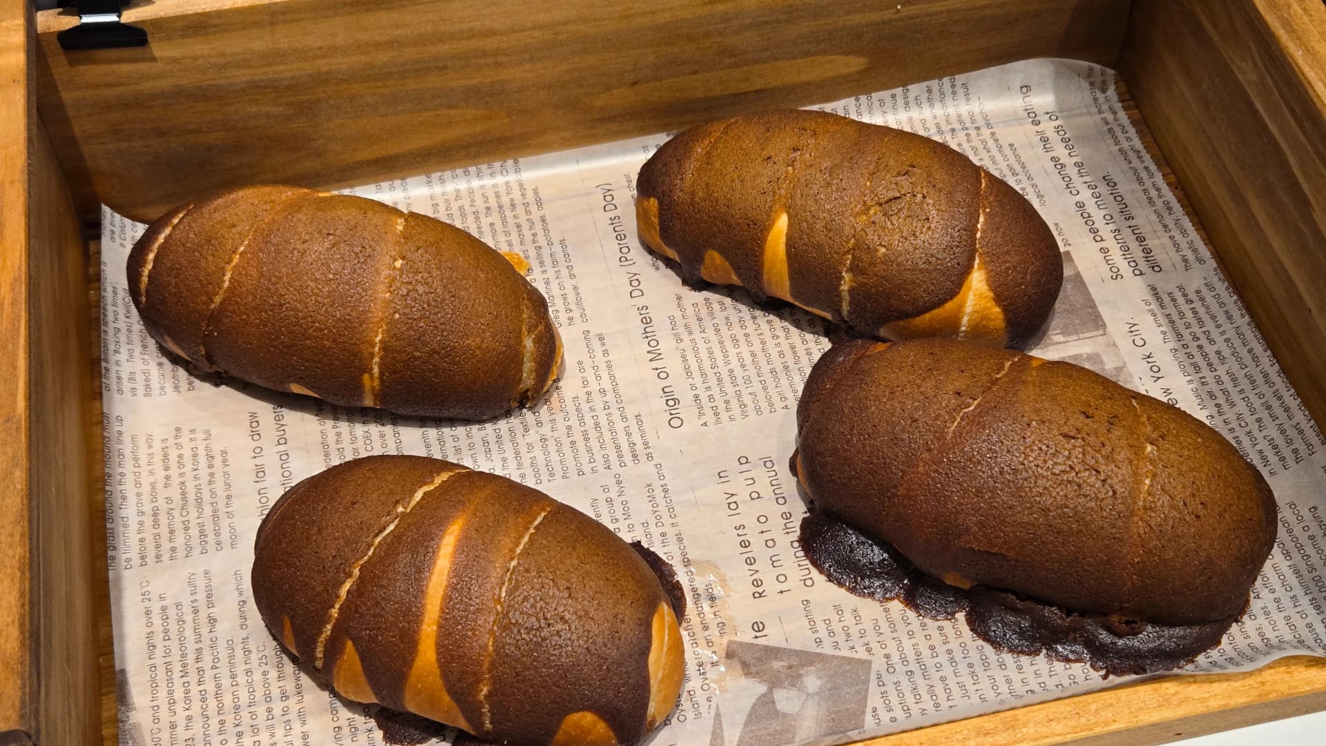 Mocha salt bread nwere dough agba violet/purple na nnu n’elu, a na-ahụ akụkụ ime odo n’otu | 하이제이에스비