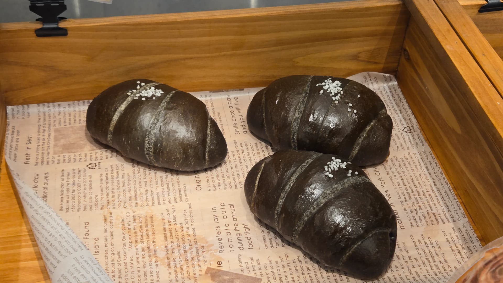 Choco salt bread nwere dough aja aja, a na-ahụ obere akụkụ ime odo na layers pụtara ìhè | 하이제이에스비