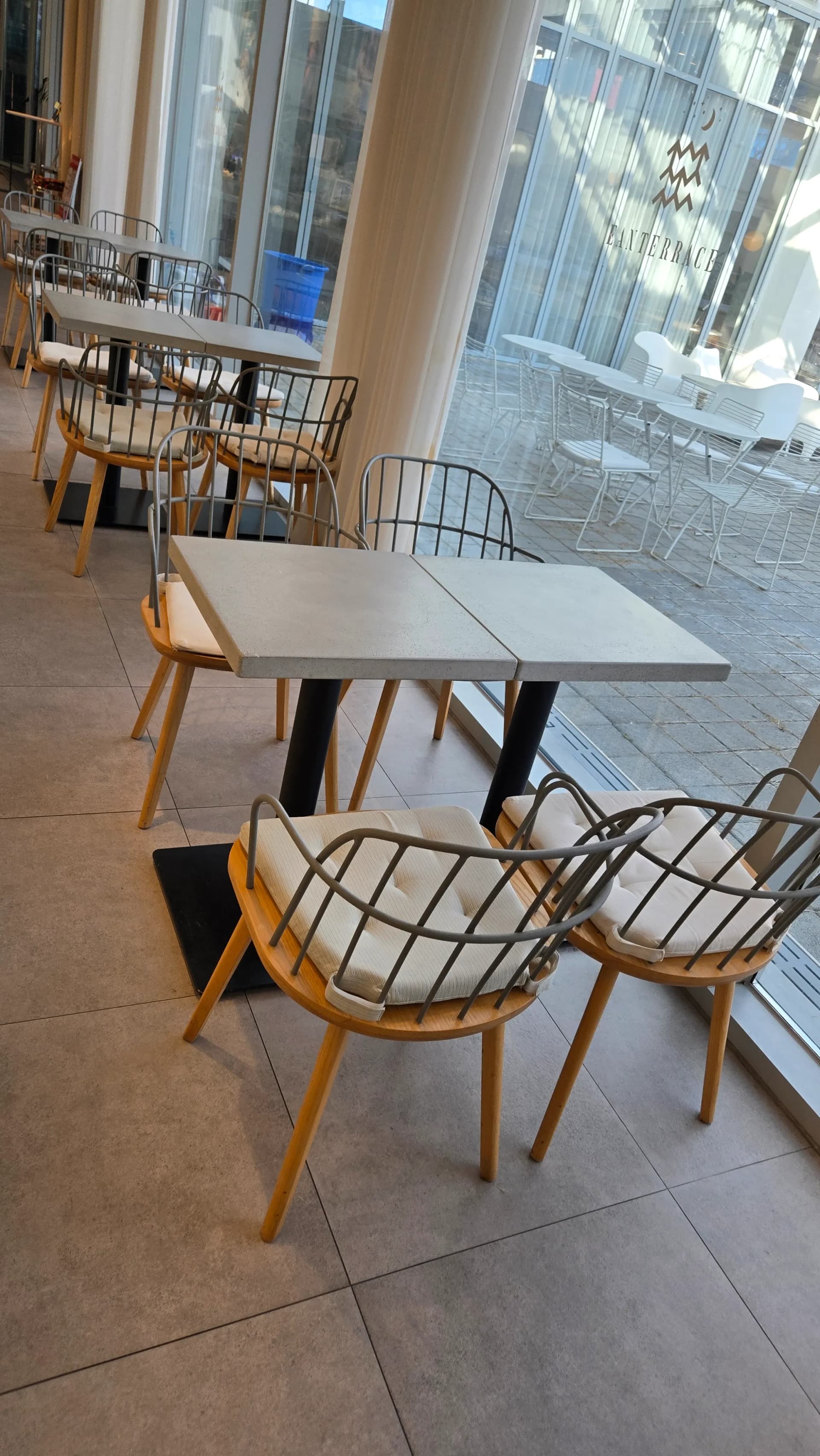 Oche windo Ean Terrace jupụtara n’ìhè anyanwụ, a na-ahụ teres n’èzí | 하이제이에스비