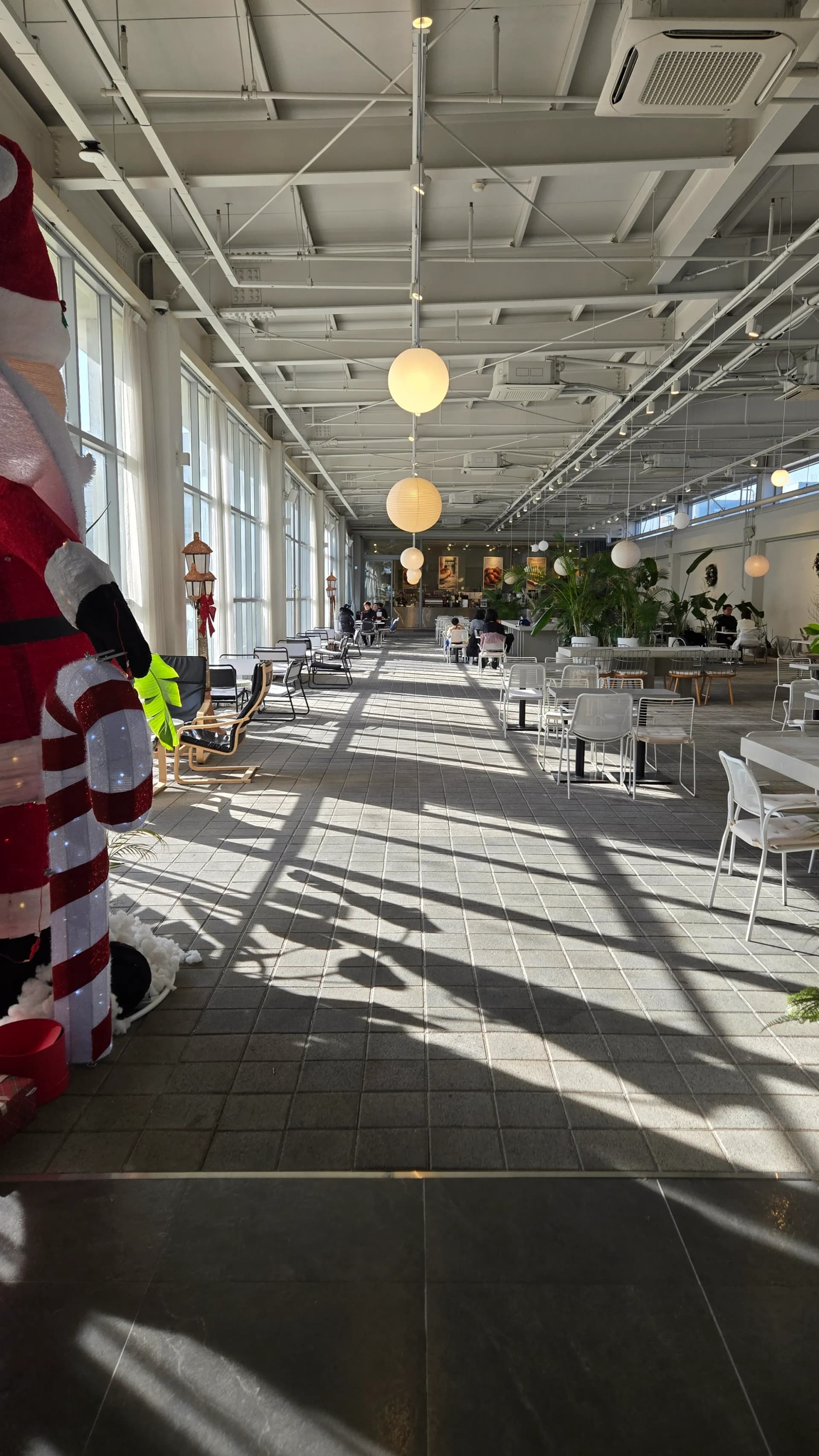 Ebe oche kachasị ukwuu n’ime Ean Terrace, nnukwu oghere na elu ụlọ dị elu, ìhè anyanwụ na-abata | 하이제이에스비