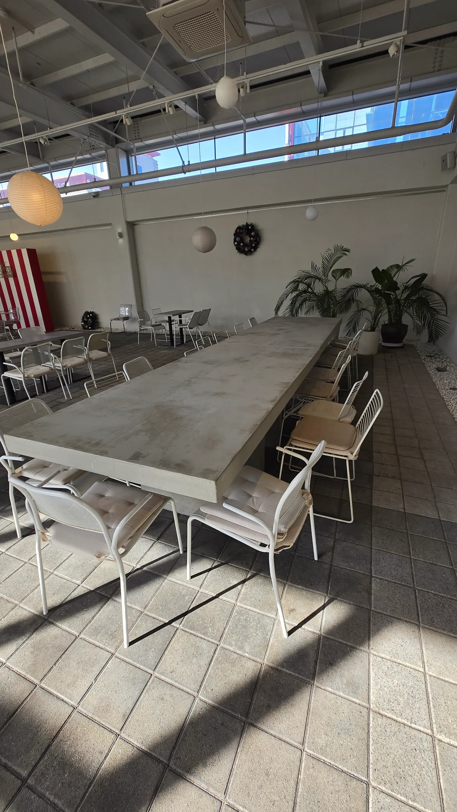 Nlele ime Ean Terrace: tebụl na oche ọcha e haziri n’ụzọ sara mbara | 하이제이에스비