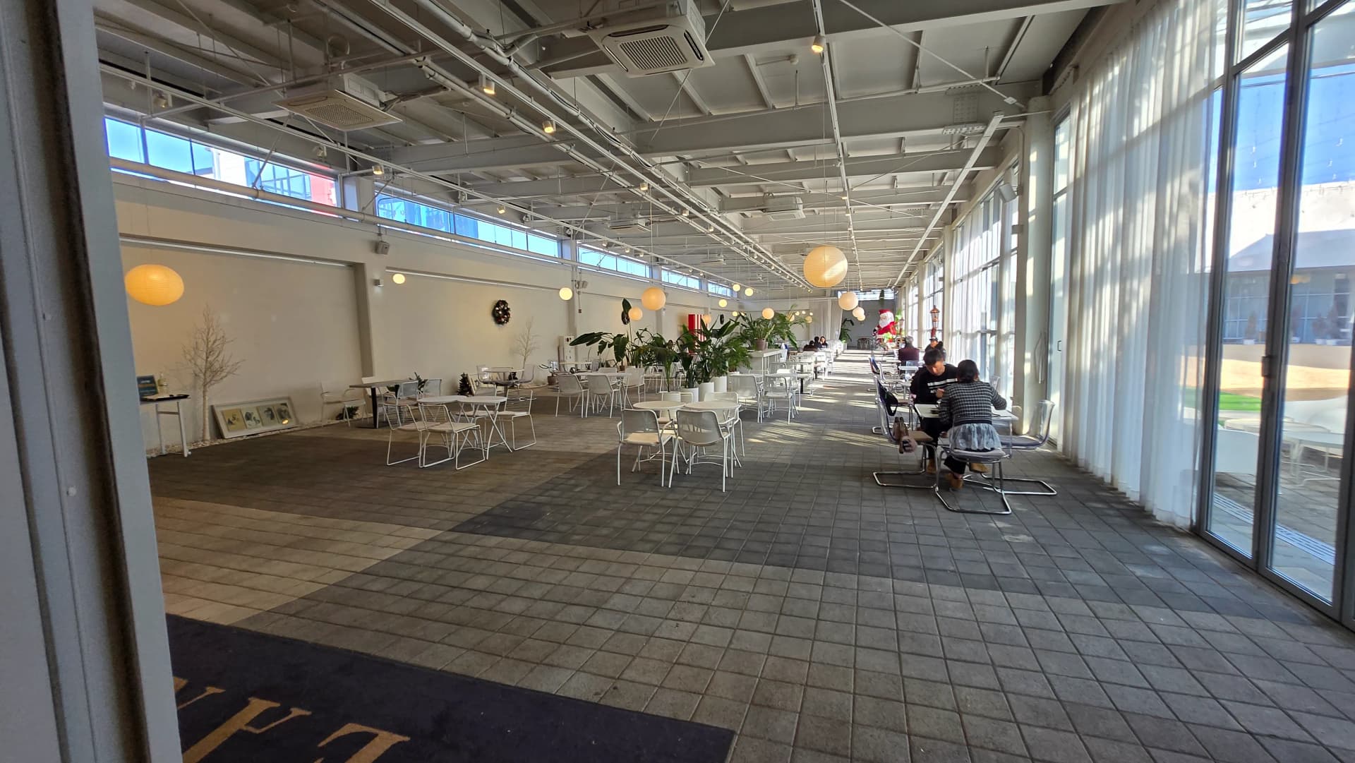 Ebe oche sara mbara nwere ite osisi ebe niile na tebụl nnukwu maka ìgwè mmadụ | 하이제이에스비