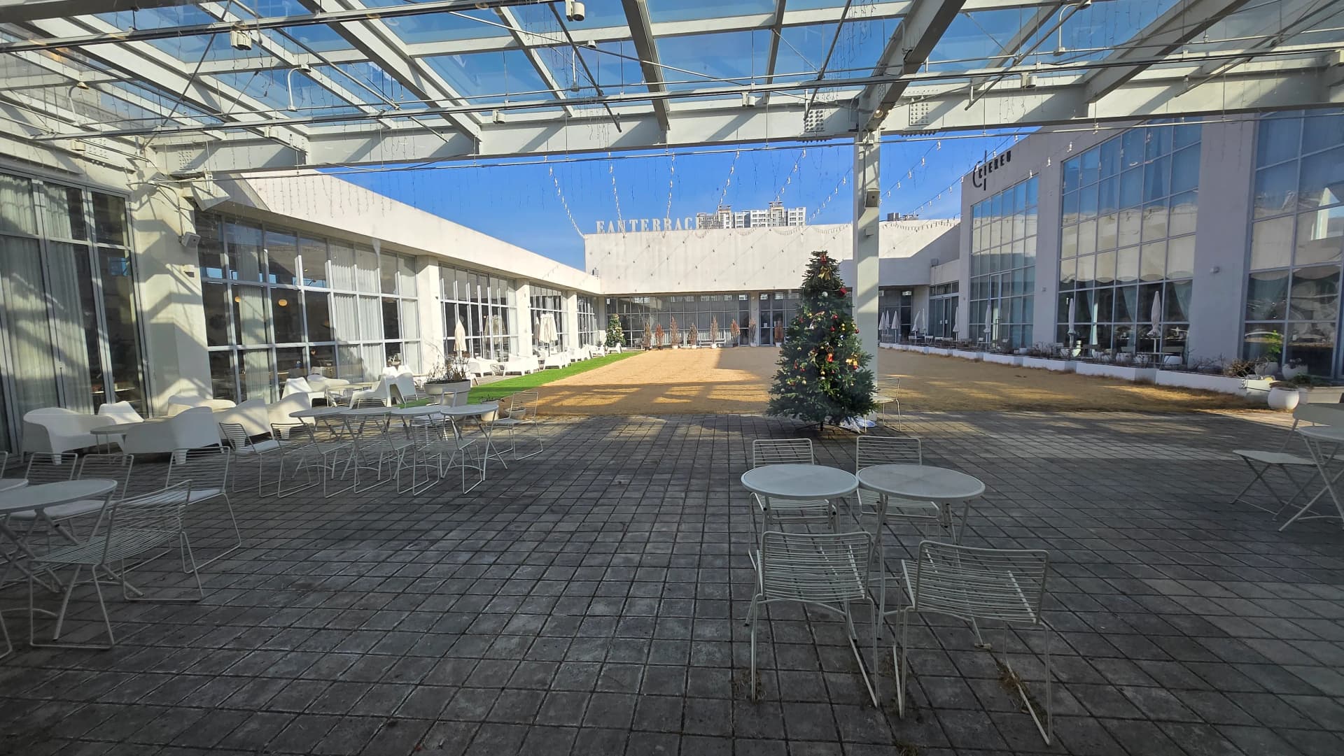 Teres n’èzí Ean Terrace, etiti ụlọ meghere ka a hụ igwe | 하이제이에스비