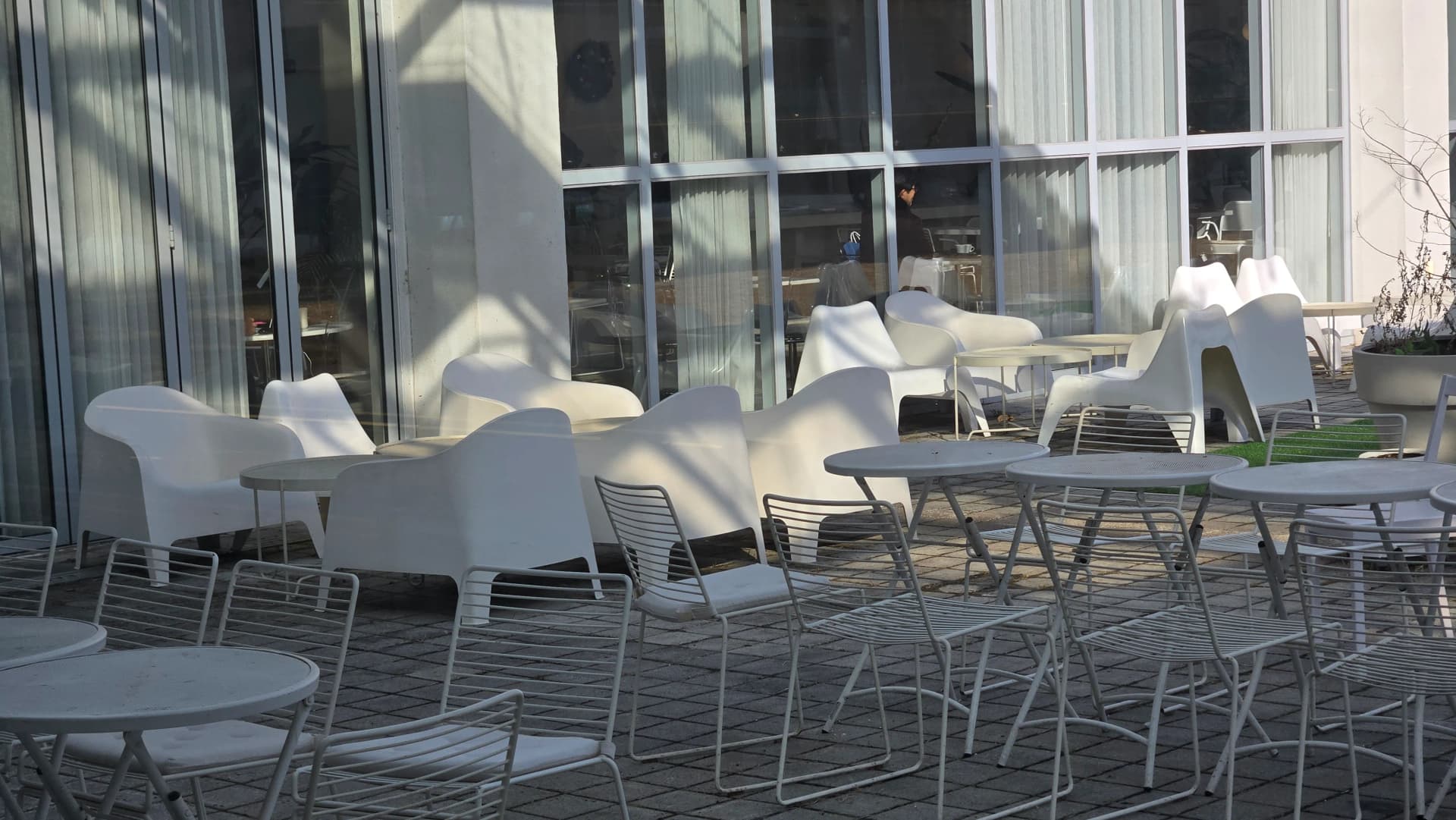 Teres n’okpuru roof iko: tebụl ọcha na sofa seat n’ime Ean Terrace | 하이제이에스비