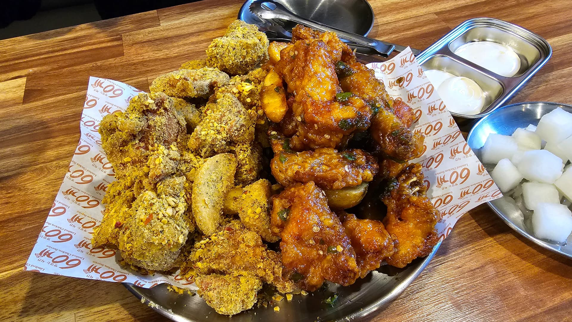 طبق دجاج مقلي نص ونص من 60 غي تشيكن بجانبين: دجاج النمر المغطى بمسحوق ذهبي ودجاج الفلفل الأحمر الحار متجاوران