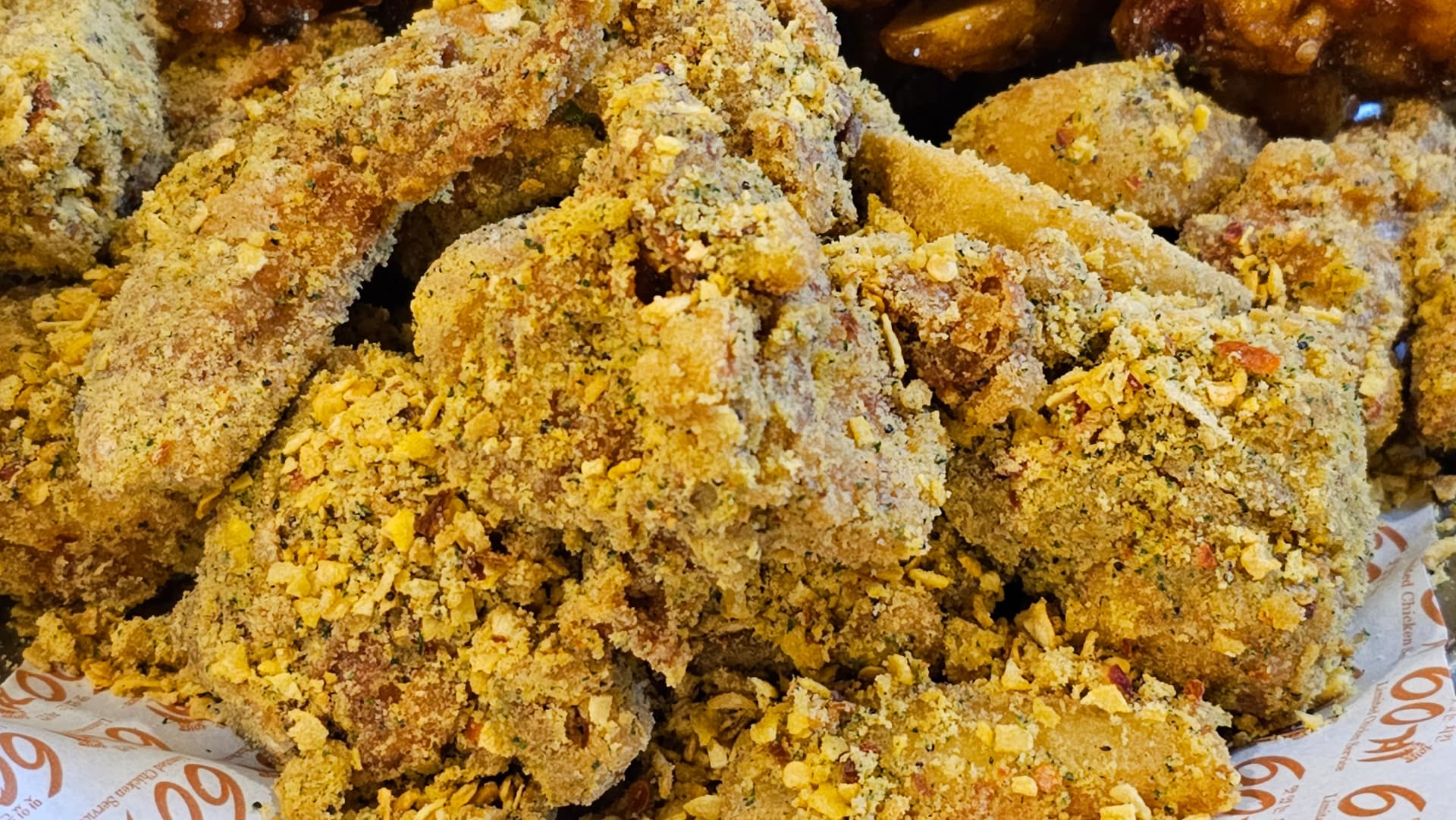 لقطة قريبة لدجاج النمر من 60 غي تشيكن ومسحوق الحبوب المقرمش الذهبي متراكم فوقه كأنه ثلج