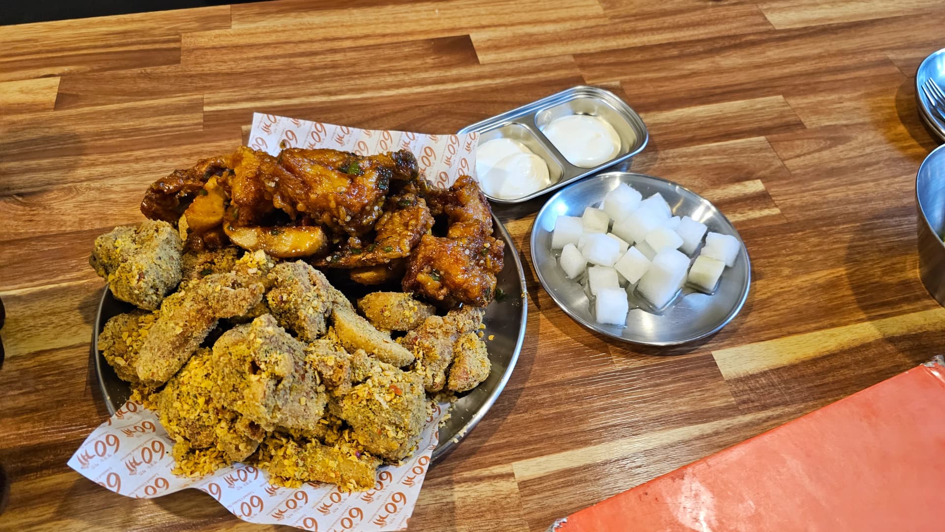 الطبق الكامل من 60 غي تشيكن نص ونص على صينية ستانلس ستيل مع دجاج النمر ودجاج الفلفل جنباً إلى جنب بجانبهما مخلل الفجل وشرائح البطاطا