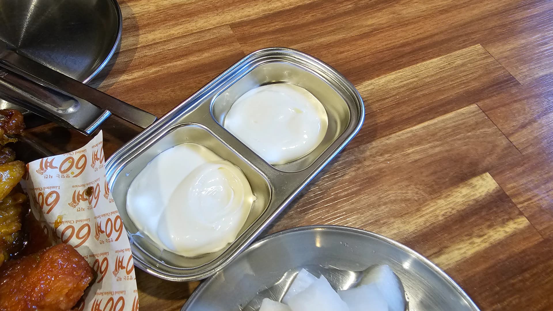 صلصة مايونيز للغمس في صينية ستانلس ستيل بخانتين ممتلئتين بكمية وافرة بجانب دجاج مقلي كوري