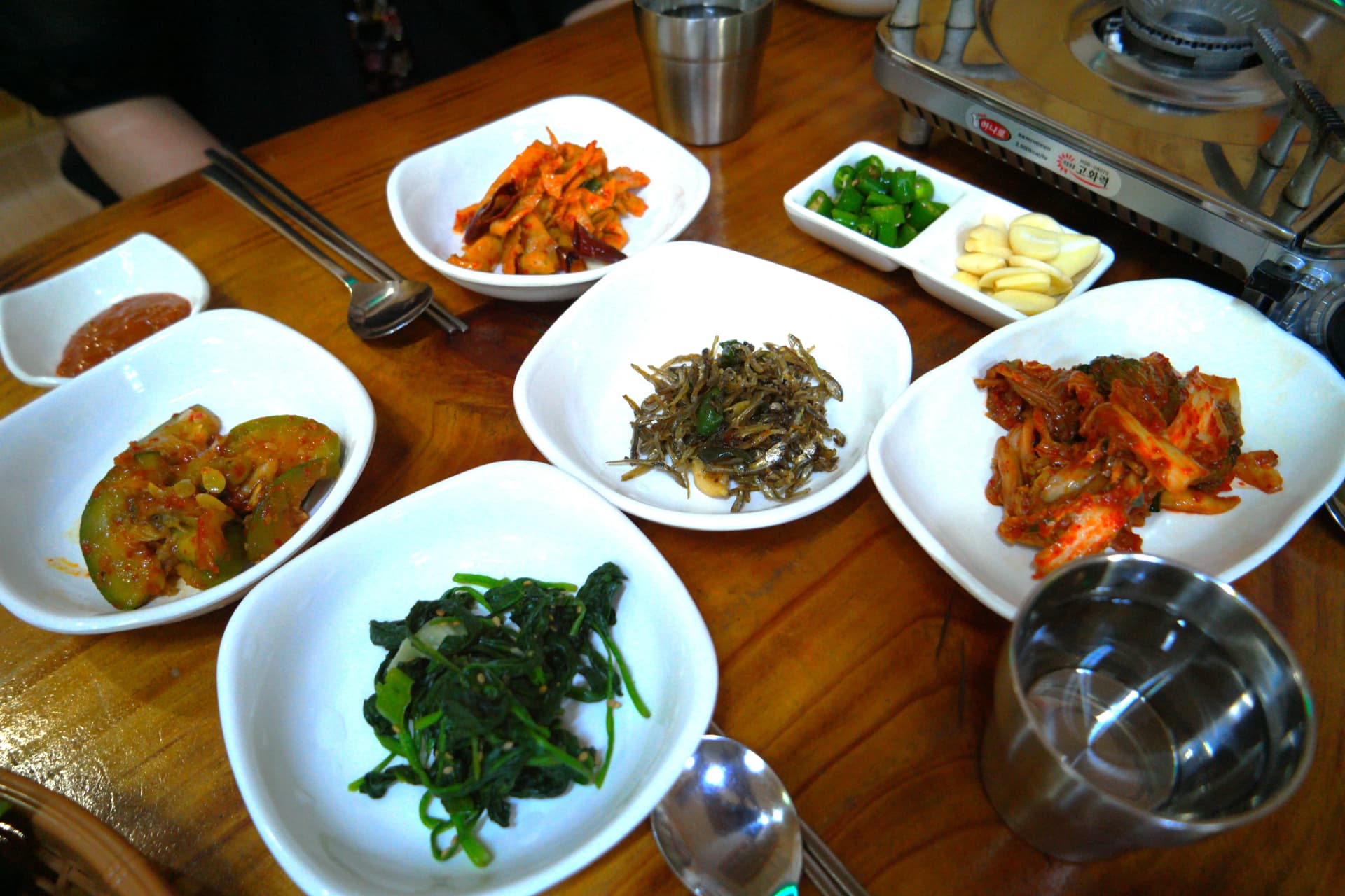 Гахайн дүүрүчиги сетийн бүх хачир - бууцайны намууль, жижиг анчоус хуурга, байцааны кимчи, улаан лууван салат, хулуу хуурга, самжан, сармис, чинжүүтэй солонгос хачирны ширээ