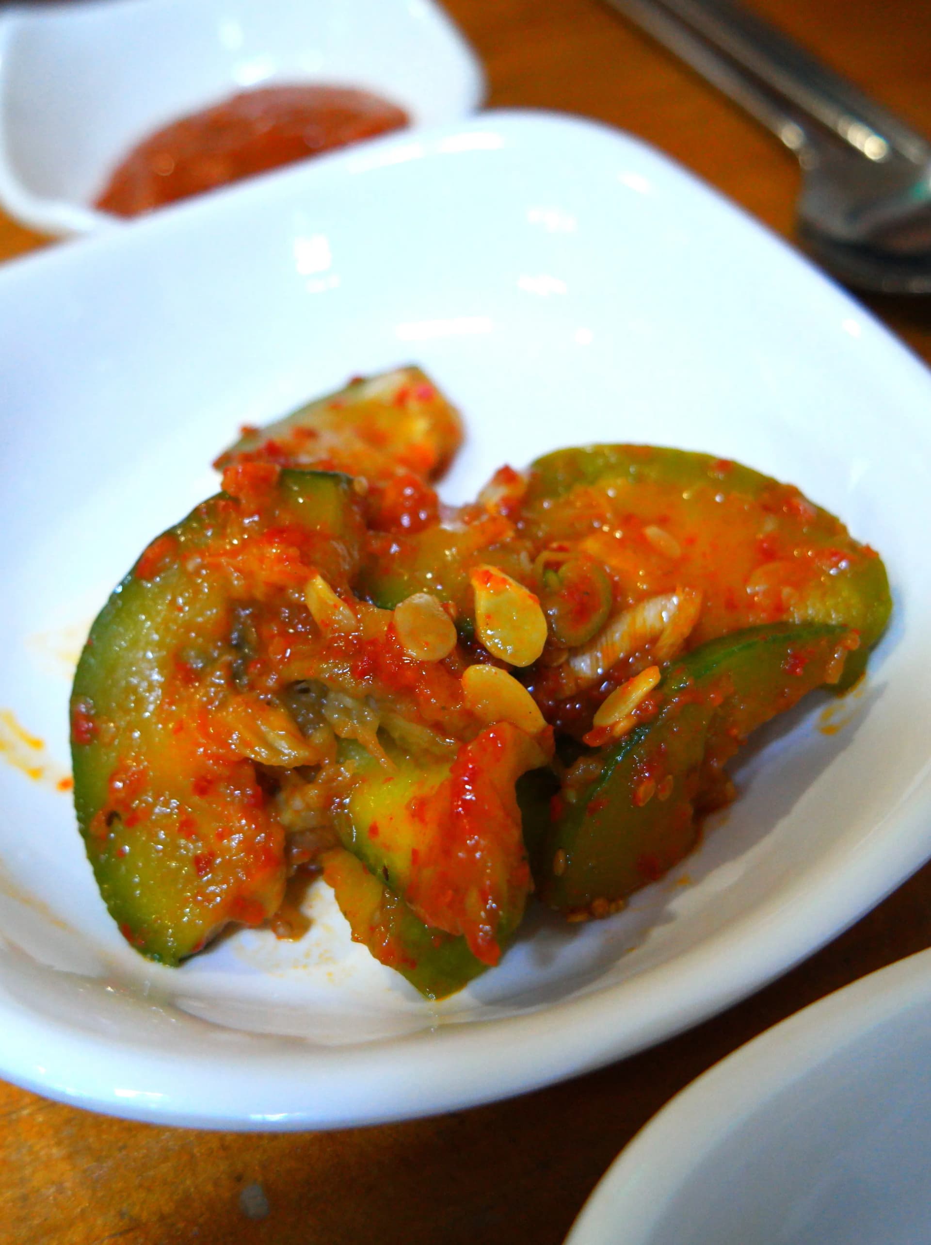 Амталсан ногоон хулуу хачир - чинжүүний нунтагтай амталсан хулууны зүсмэлтэй солонгос хачир