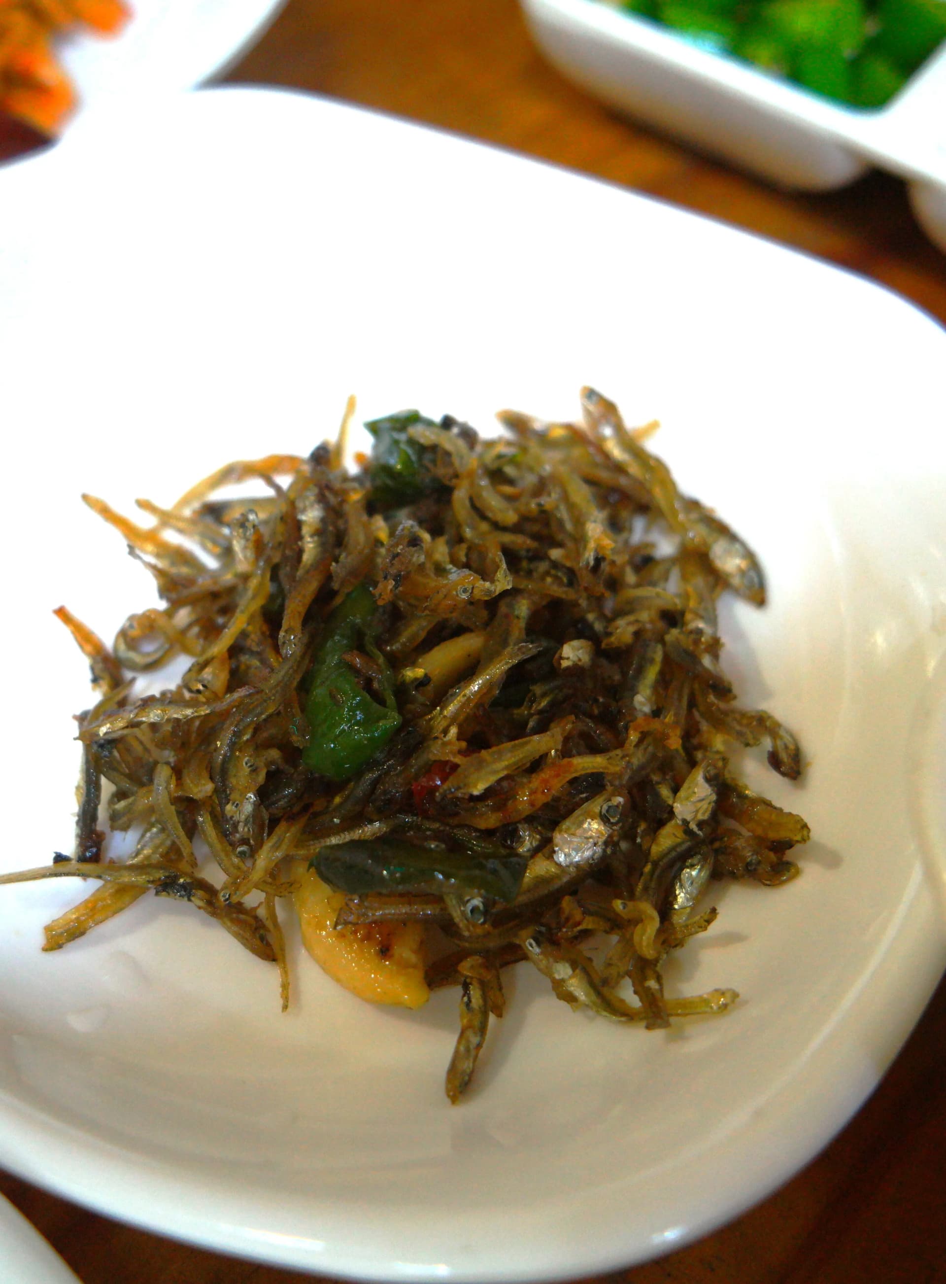 Жижиг анчоус хуурга хачир - соё соус, сиропоор хуурсан жижиг анчоусанд чинжүү, газрын самар хийсэн солонгос үндсэн хачир