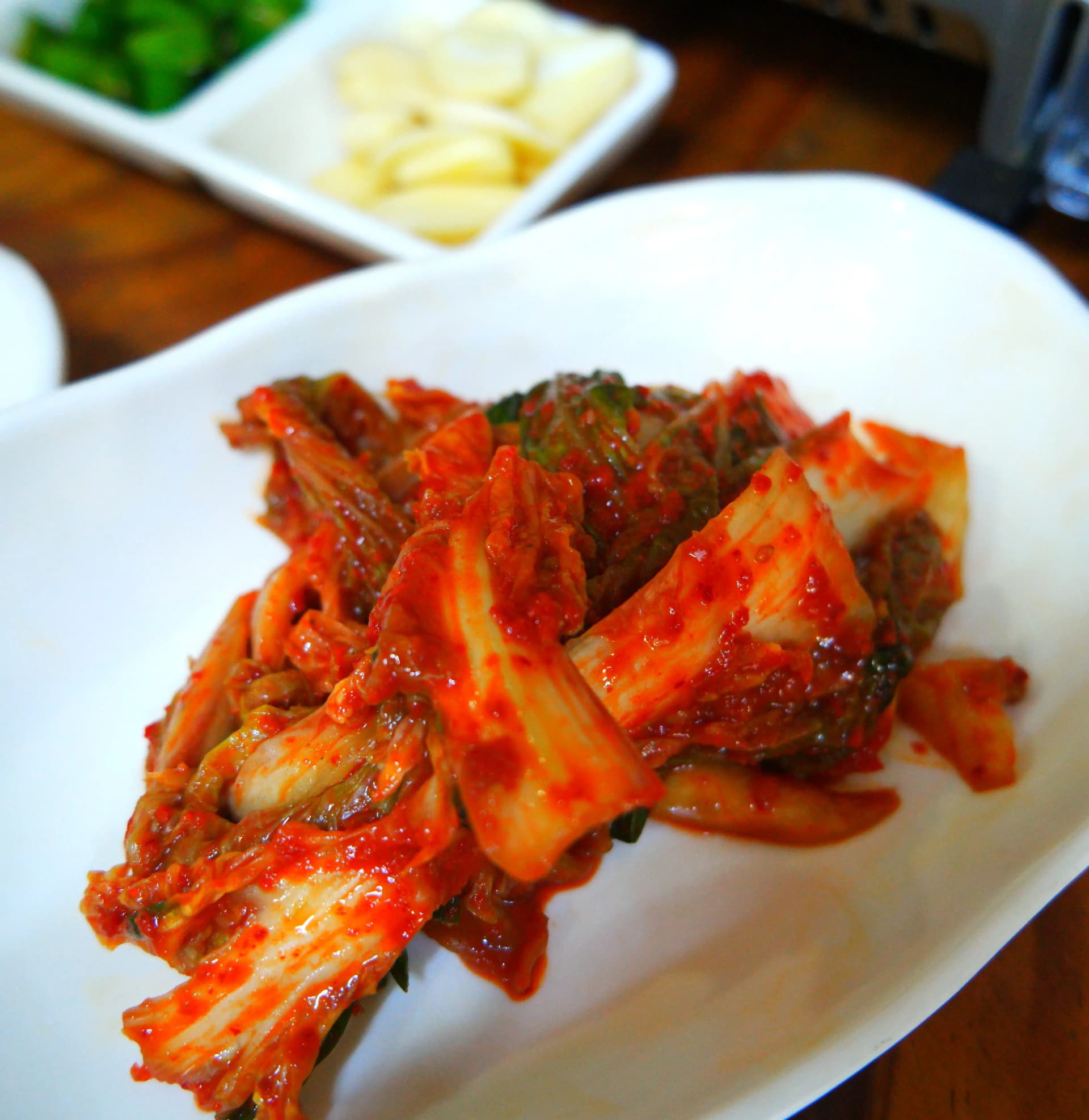 Байцааны кимчи хачир - яг таарсан исэлттэй халуун ногоотой байцааны кимчи, солонгос сет хоолны үндсэн хачир