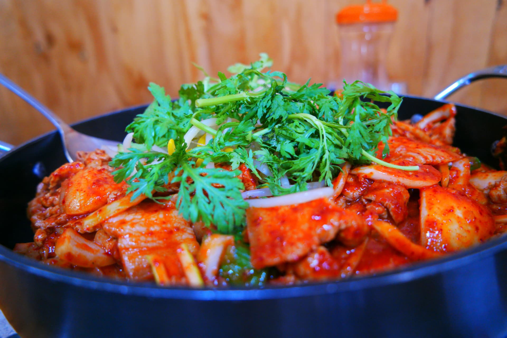 Гахайн дүүрүчиги тогоо ойроос - гахайн мах, кимчи, сонгино, ногоон сонгино, ссүггат, буурцгийн соёо улаан амтлагчаар амталсан буцалгахаас өмнөх байдал