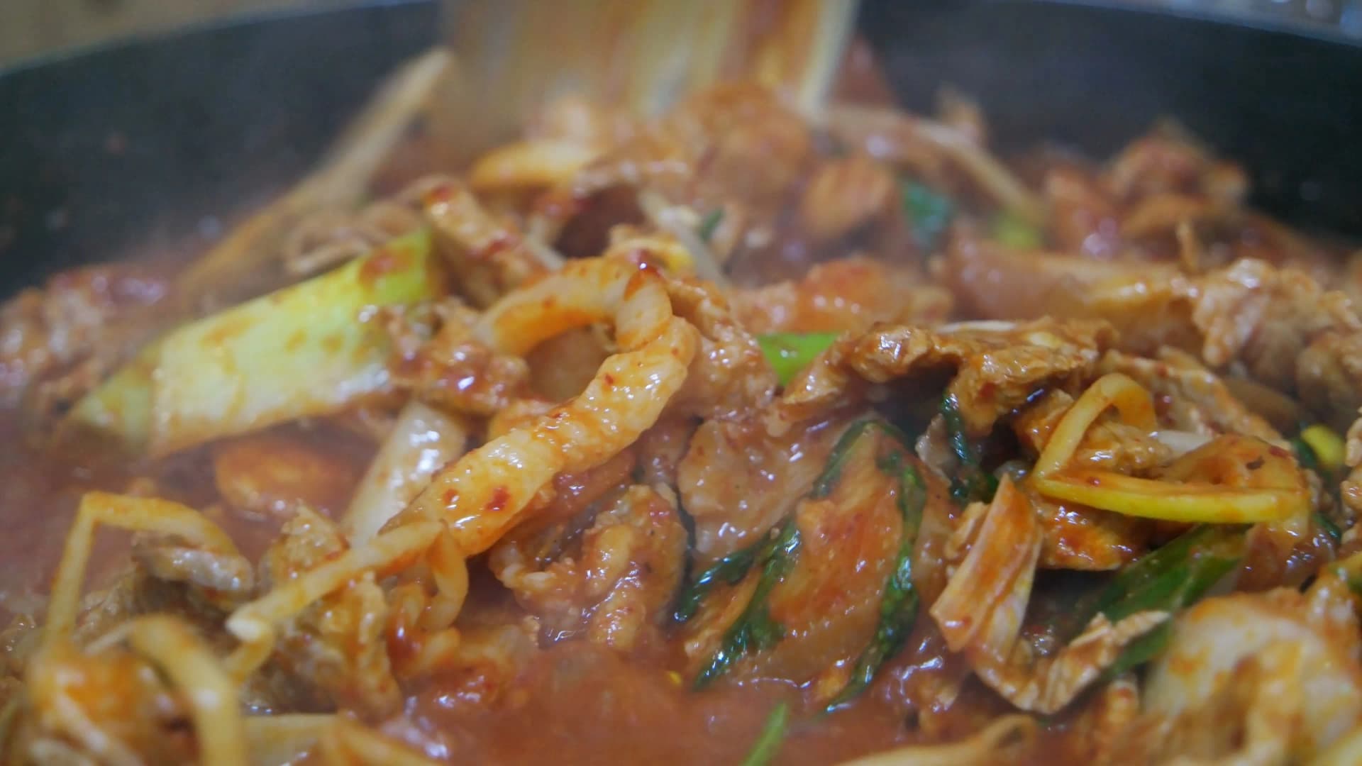 Гахайн дүүрүчиги буцалж байгаа нь - амтлагч пал пал буцалж, ссүггат ба буурцгийн соёо сууж, бага зэрэг шөл үлдсэн байдал