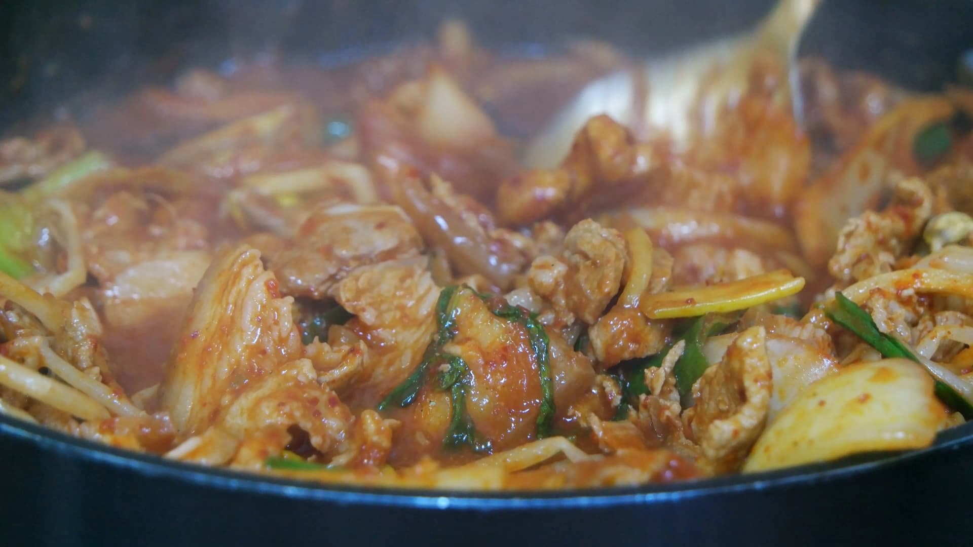 Гахайн дүүрүчиги бараг бэлэн болсон байдал - амтлагч өтгөрч, мах гялалзан, кимчи бүрэн болсны дүр зураг