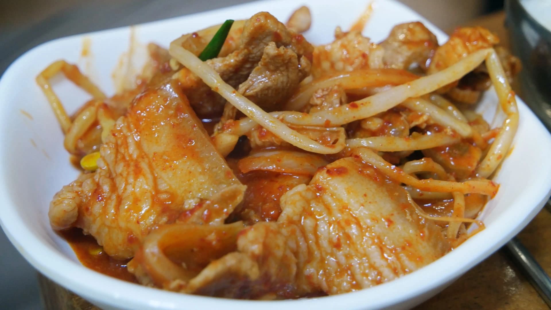 Тавганд хийж авсан гахайн дүүрүчиги - арай зузаан хэрчсэн гахайн мах, амтлагч шингэсэн буурцгийн соёо, кимчитэй ойрын зураг