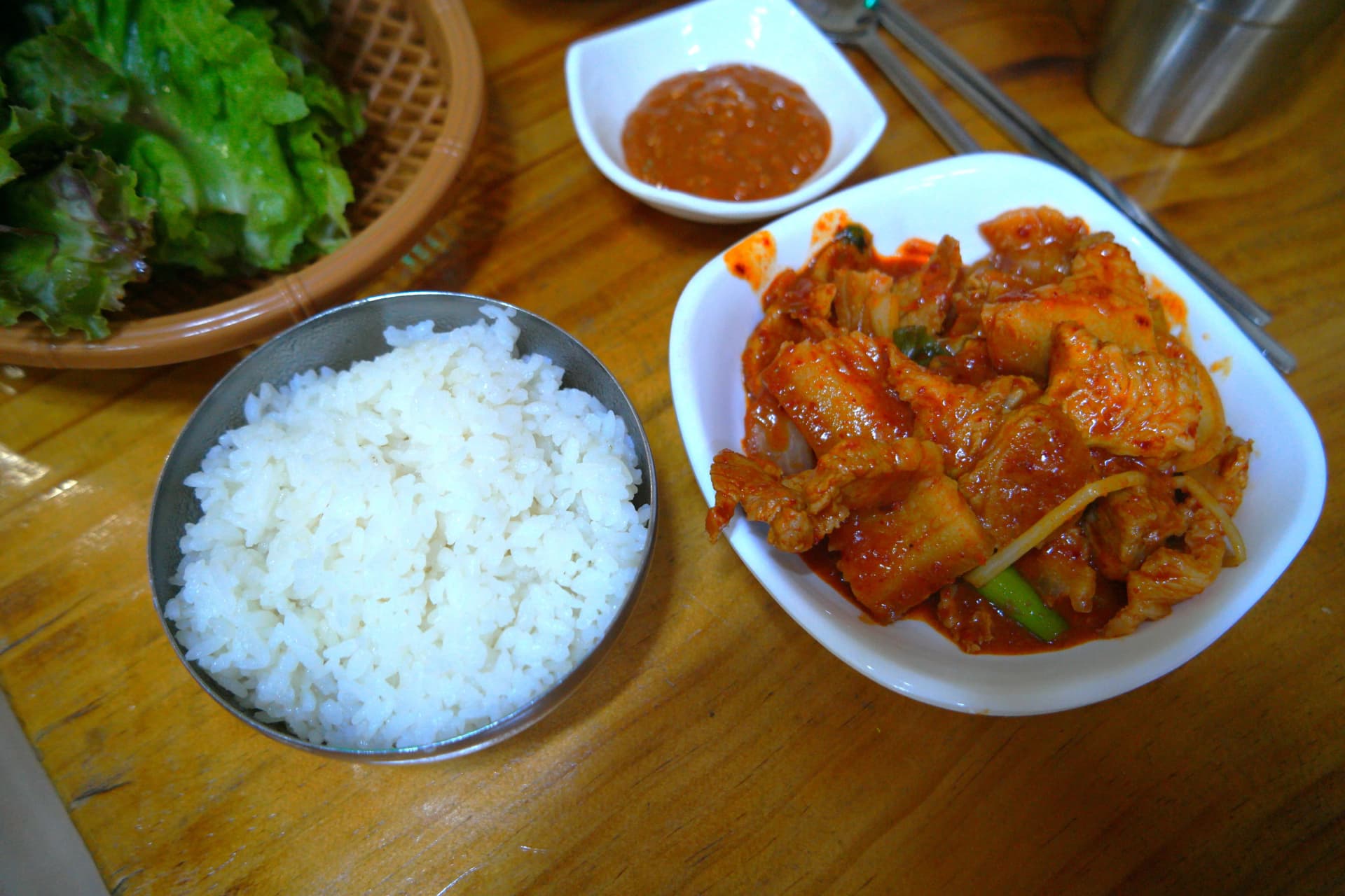 Гахайн дүүрүчиги идэх өрөлт - будаа, дүүрүчиги, ороож идэх навчит ногоо, самжантай солонгос маягийн хоолны бүрдэл