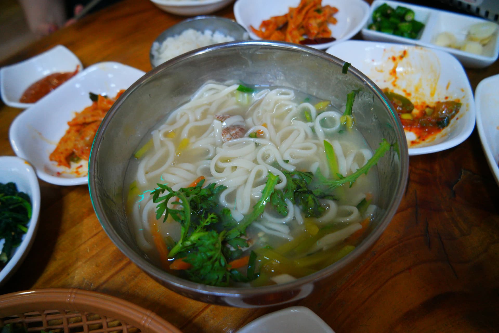 Калгүксү гоймонг савхаар өргөсөн нь - хутгаар хэрчсэн тул бүдүүн нарийн нь жигд биш гар хийцийн калгүксү гоймон