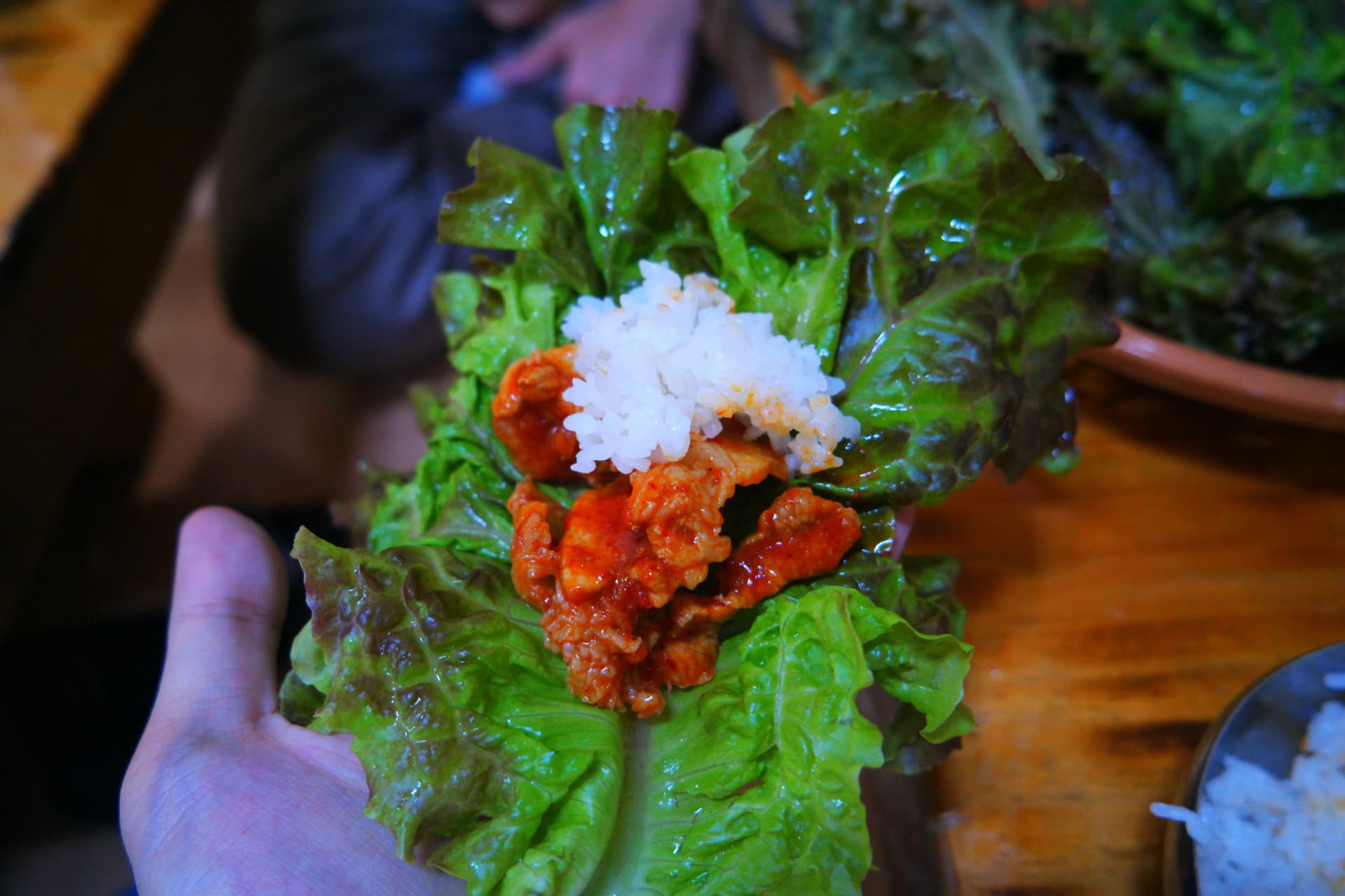 Дүүрүчигиг навчинд ороож идэж байгаа нь - салат навч дээр нэг ширхэг гахайн дүүрүчиги, будаа тавьсан солонгос маягийн ороож идэх арга