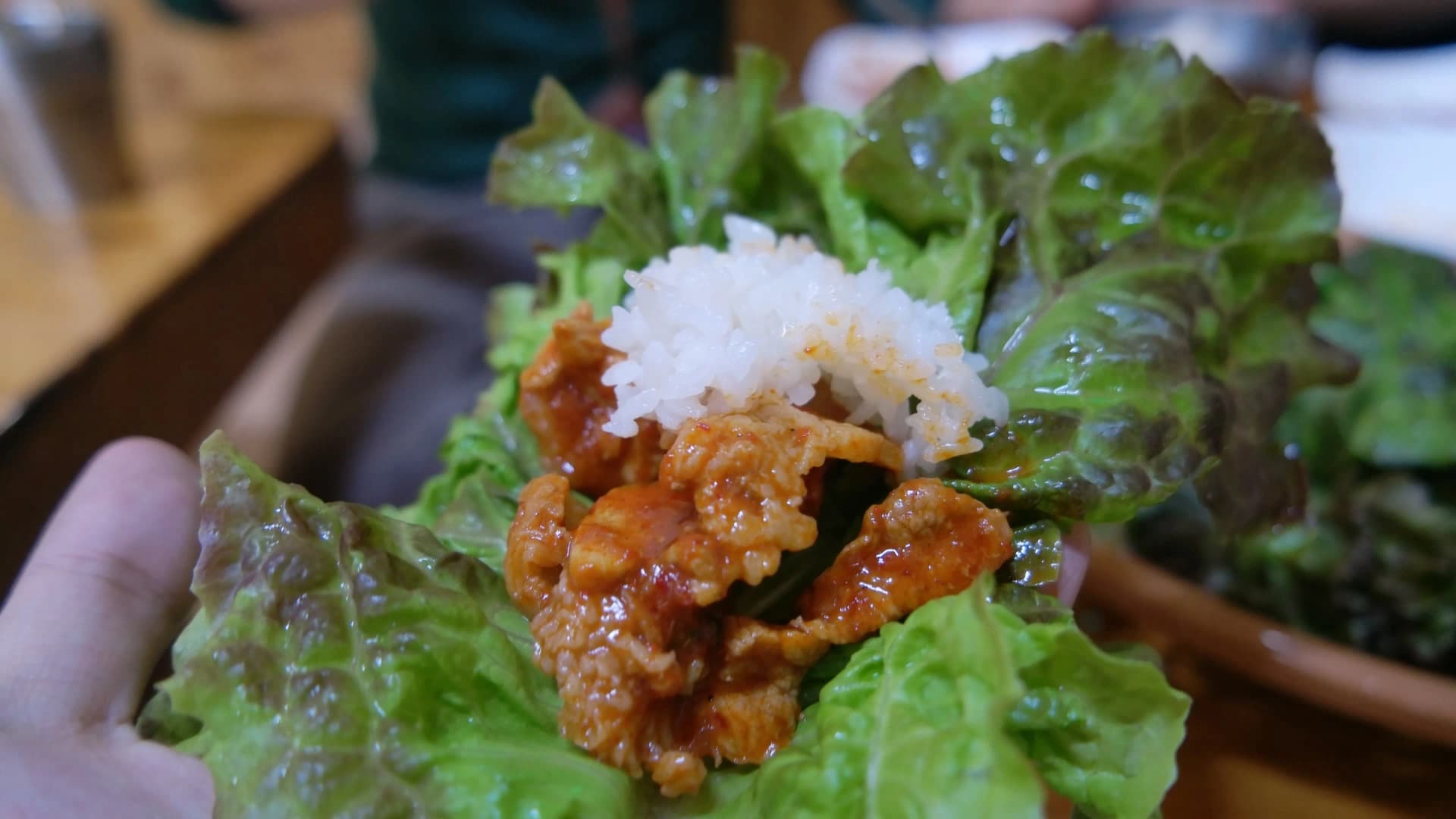 Дүүрүчигийн бас нэг ам - махаа өгөөмрөөр тавьсан ороомгийн дээрээс амтлагч урсаж буй дүр зураг