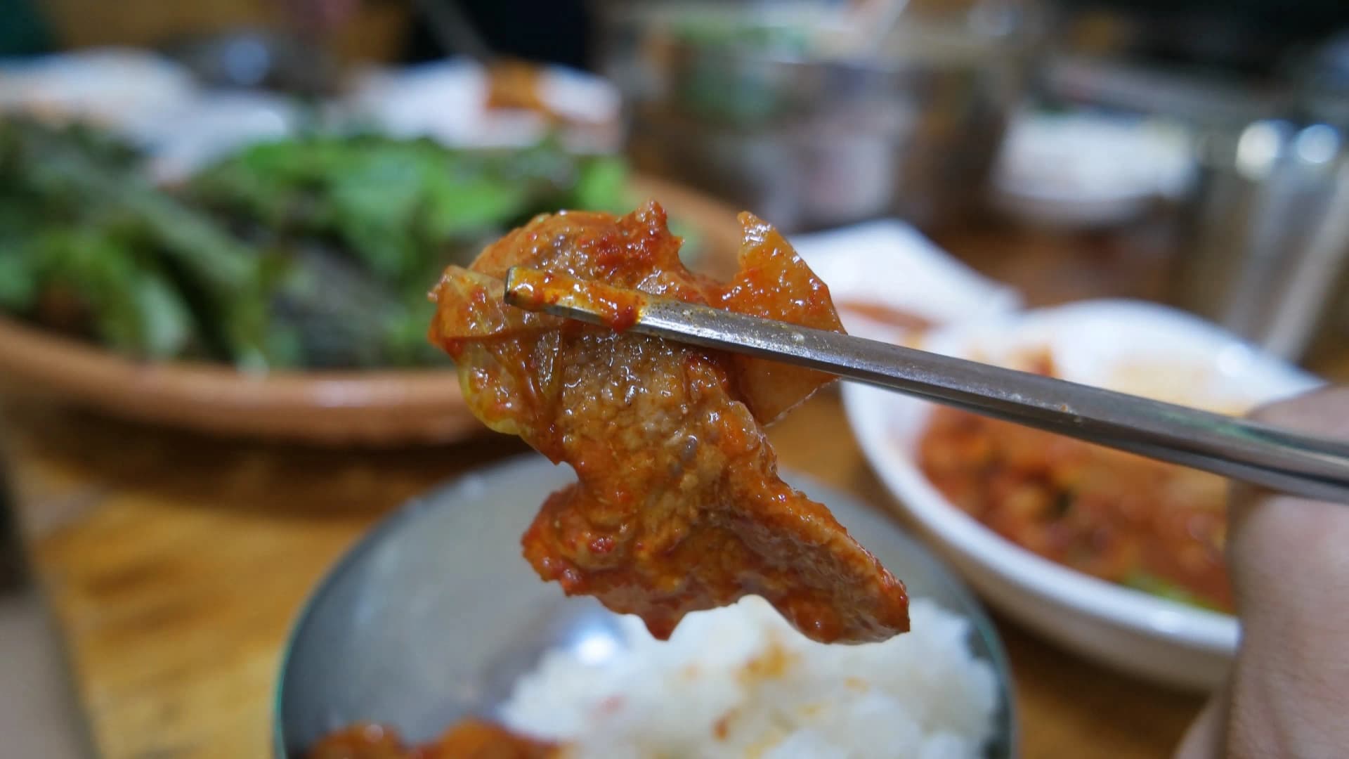 Дүүрүчигийг савхаараа авч будаатай хамт идэж байгаа нь - амтлагч сайн шингэсэн гахайн мах, кимчи