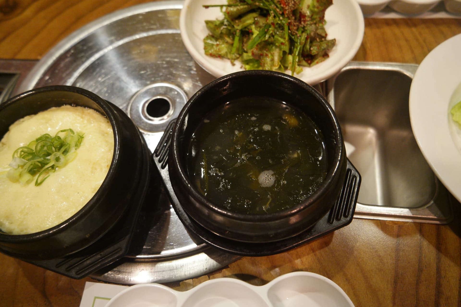 Vitafunio vya hoejip, gyeran-jjim upande wa kushoto na miyeok-guk upande wa kulia | 하이제이에스비