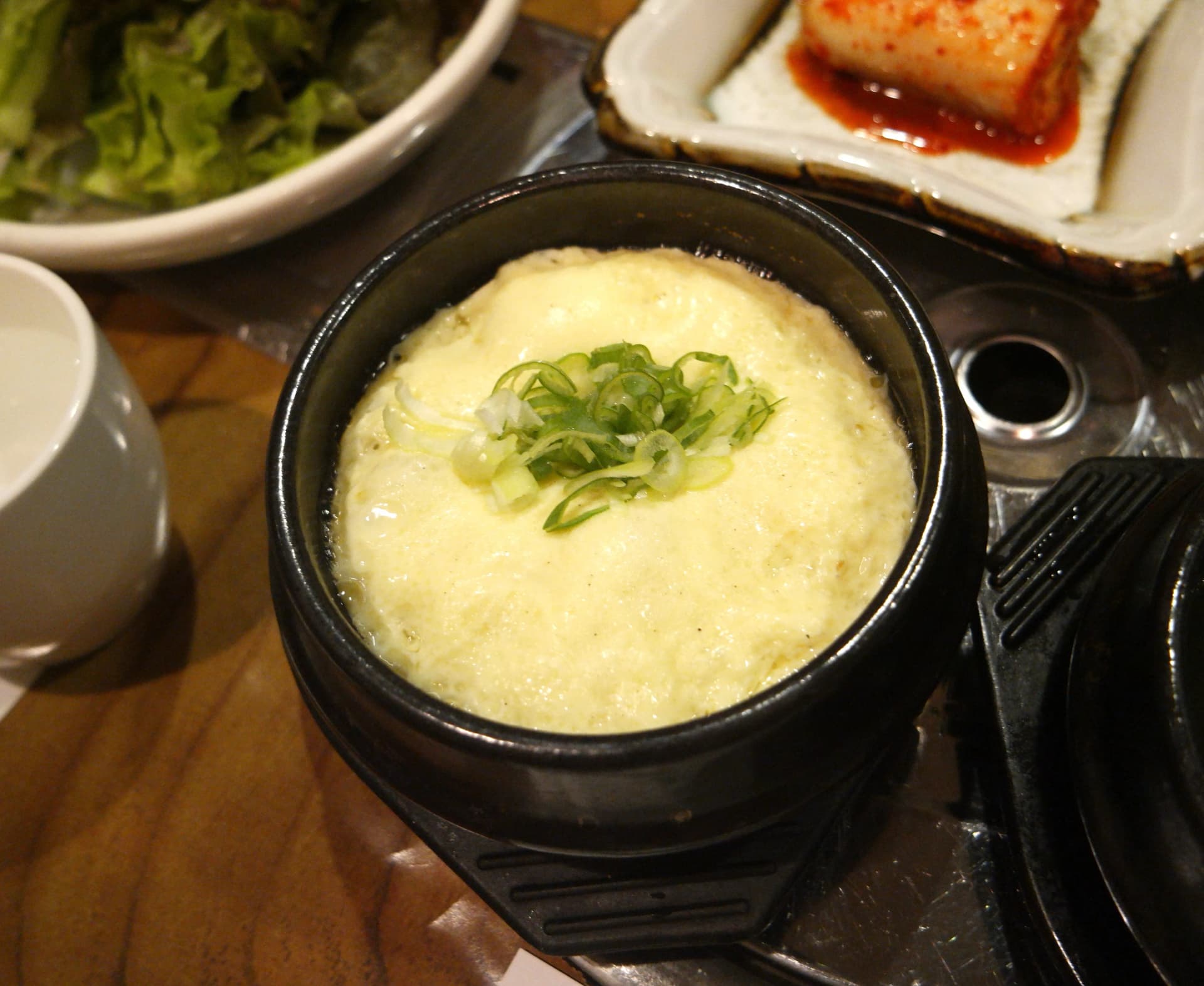 Karibu ya gyeran-jjim katika sufuria ya udongo, imepanda na kupinda vizuri | 하이제이에스비