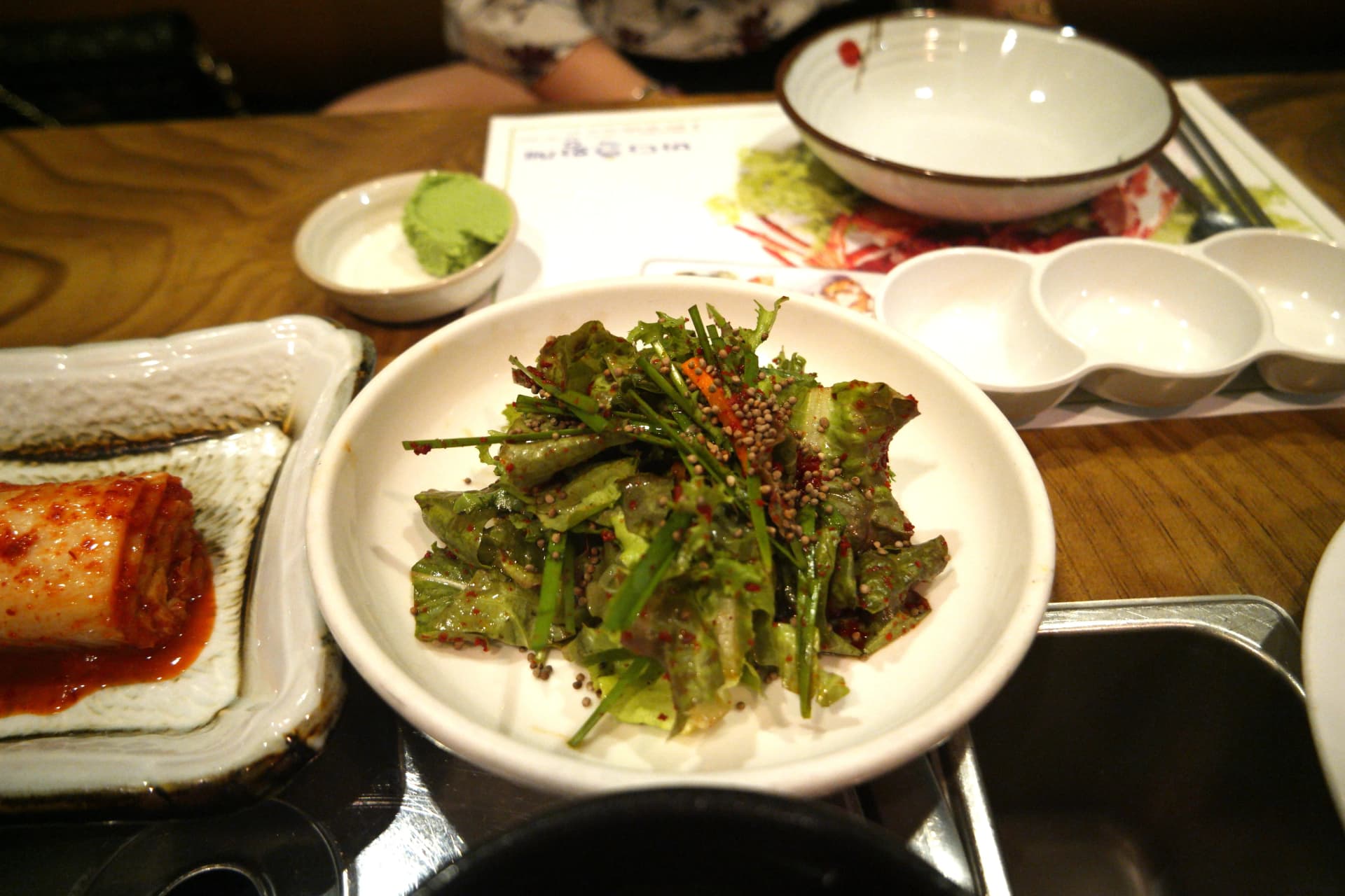 Mboga safi za kuoteshwa zikichanganywa na pilipili nyekundu na mchuzi wa ufuta | 하이제이에스비