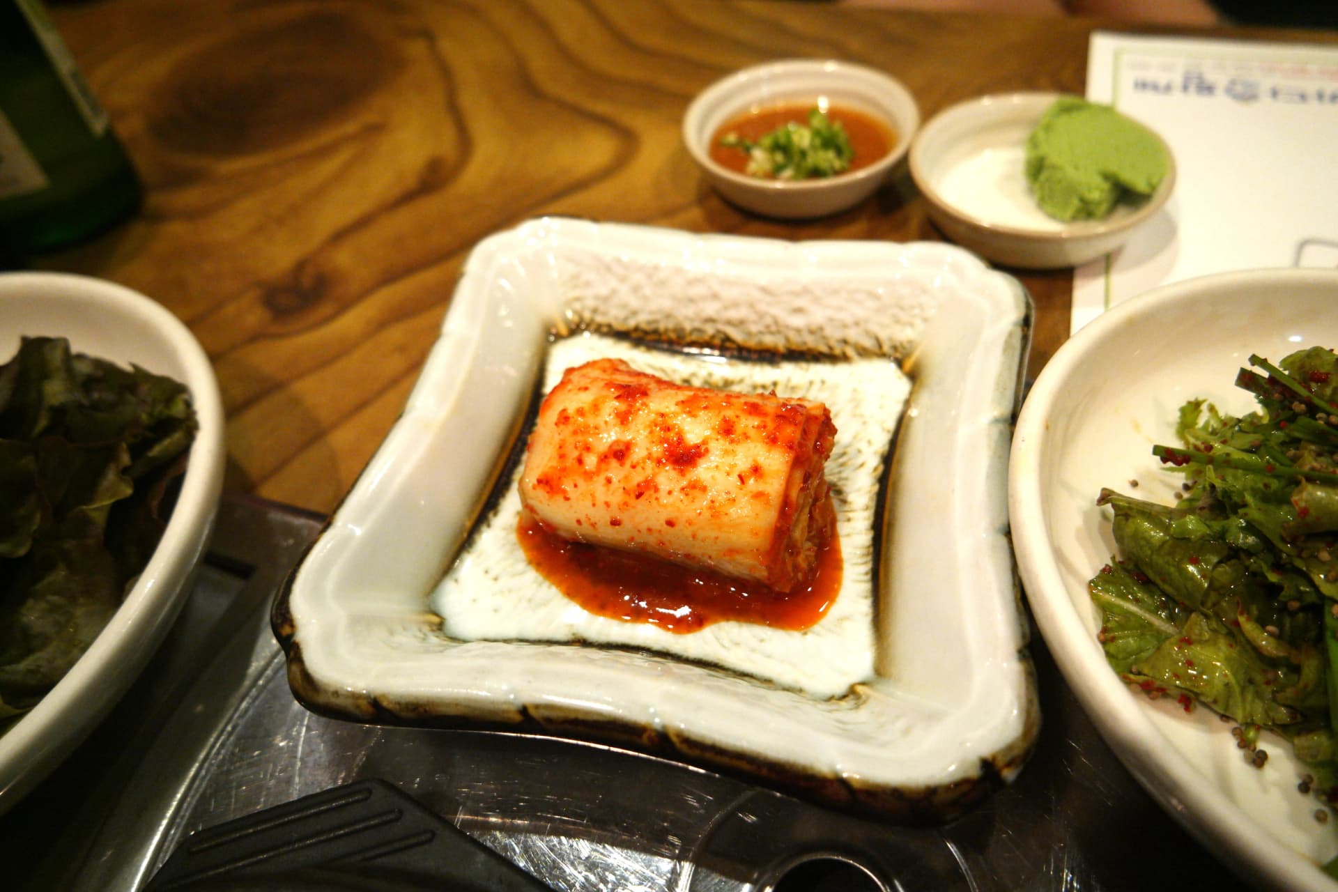 Kimchi ya kabichi katika sahani, ikiwa kitafunio cha kawaida cha hoejip | 하이제이에스비