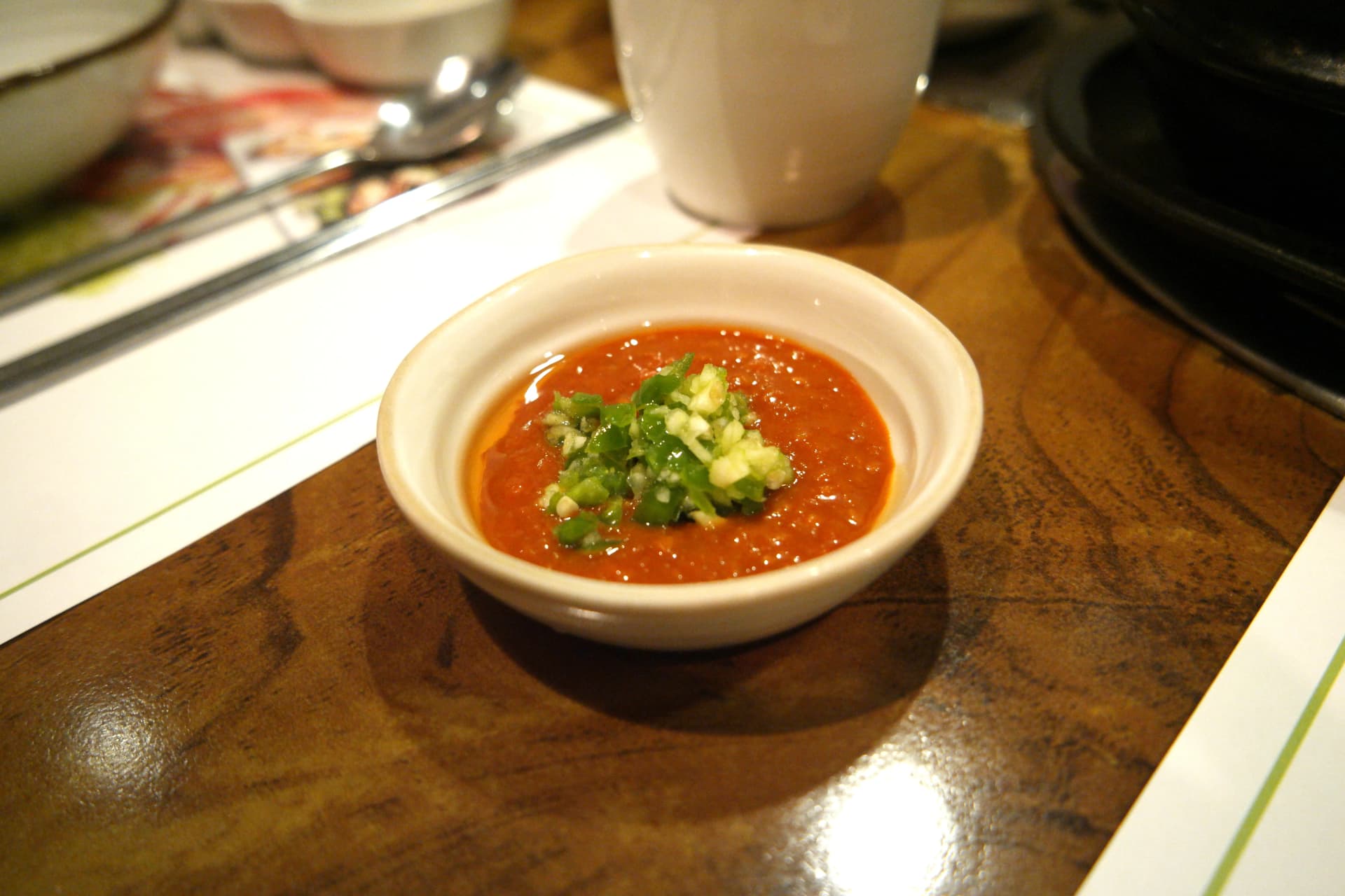 Ssamjang ya hoejip, mchuzi wa Kikorea wenye pilipili, vitunguu na nira katika bakuli dogo | 하이제이에스비