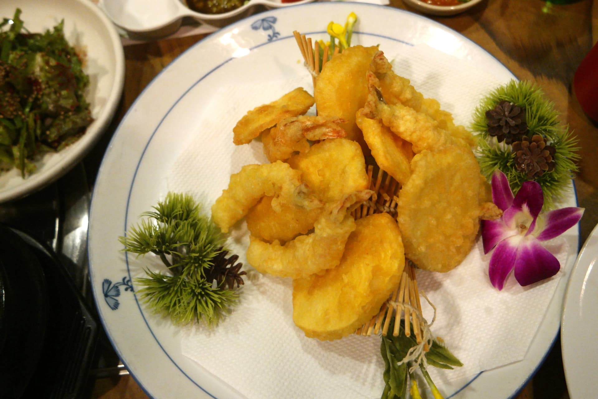 Viroboto vya bahari vya hoejip, kamba na samaki waliongwa vizuri hadi wawe na rangi ya dhahabu | 하이제이에스비