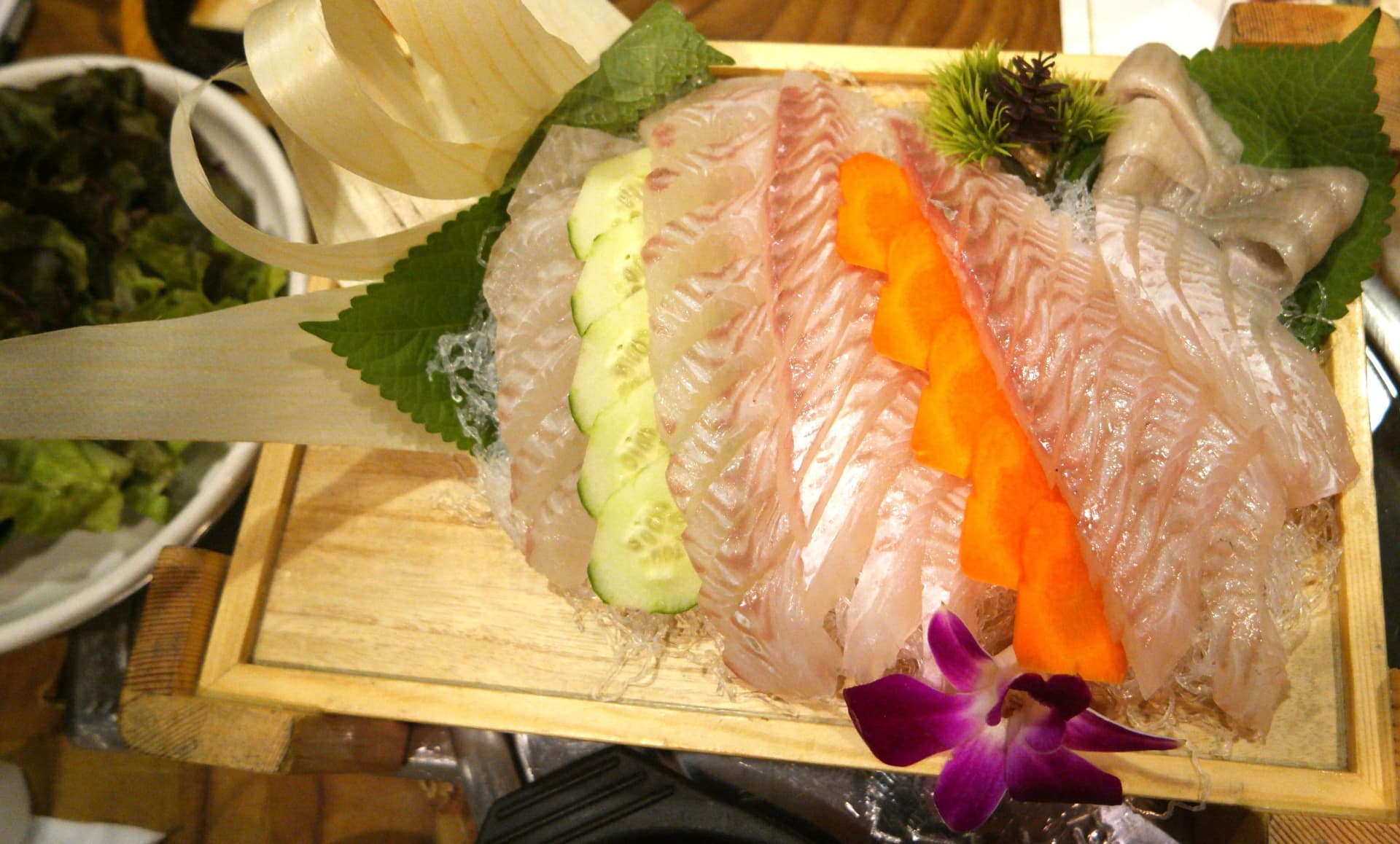 Modeum-hoe ya hoejip ya Korea, aina nyingi za samaki mbichi zikiwekwa juu ya majani na barafu | 하이제이에스비