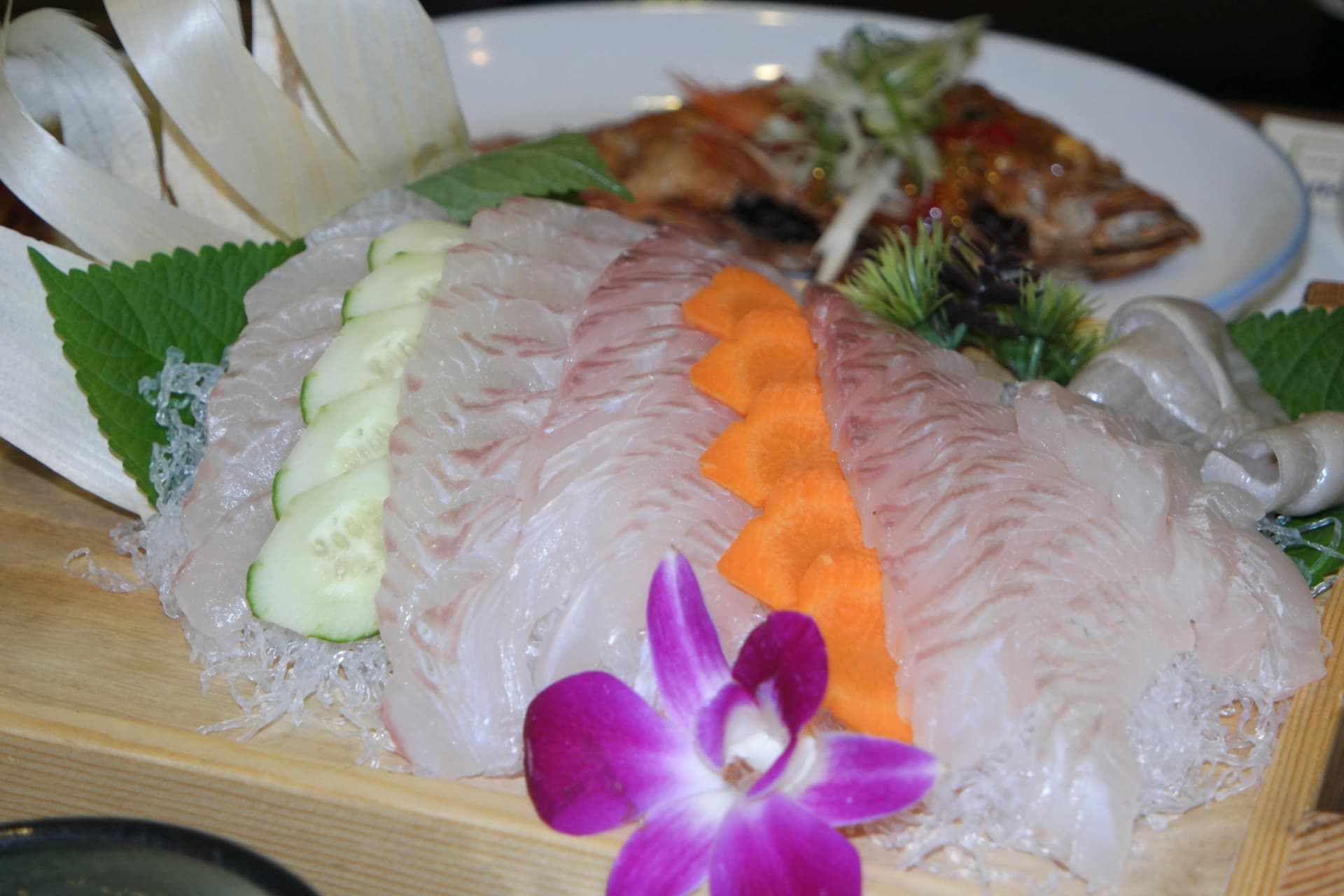 Modeum-hoe iliyopangwa vizuri juu ya majani ya sesame na mapambo ya tango na karoti | 하이제이에스비