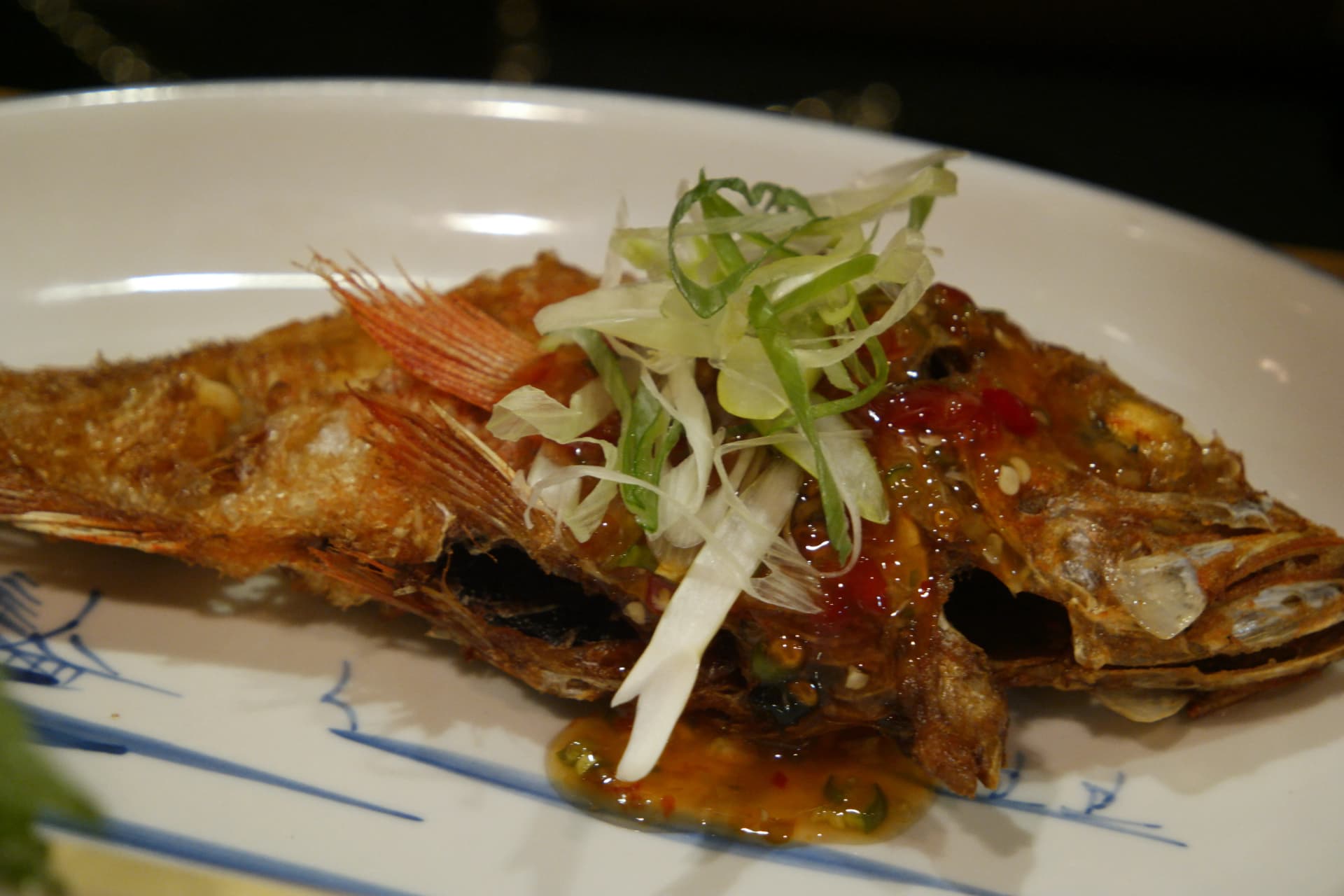 Karibu ya samaki aliyekaangwa, mchuzi wa pilipili unaonekana wa kutamani sana | 하이제이에스비