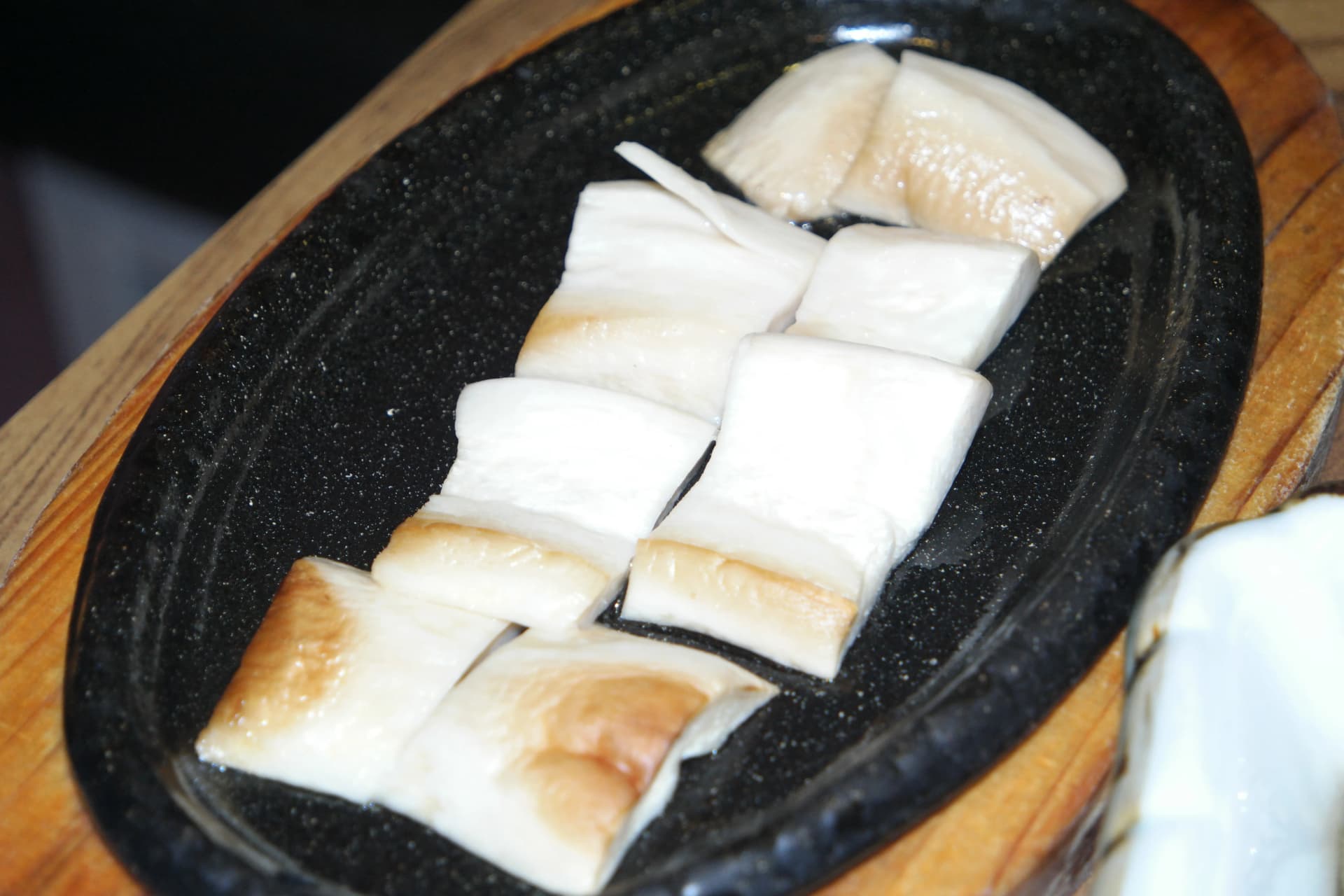 Mchakato wa kutengeneza hoe-ssam ya Kikorea, kipande cha samaki na ssamjang kwenye lettuce | 하이제이에스비