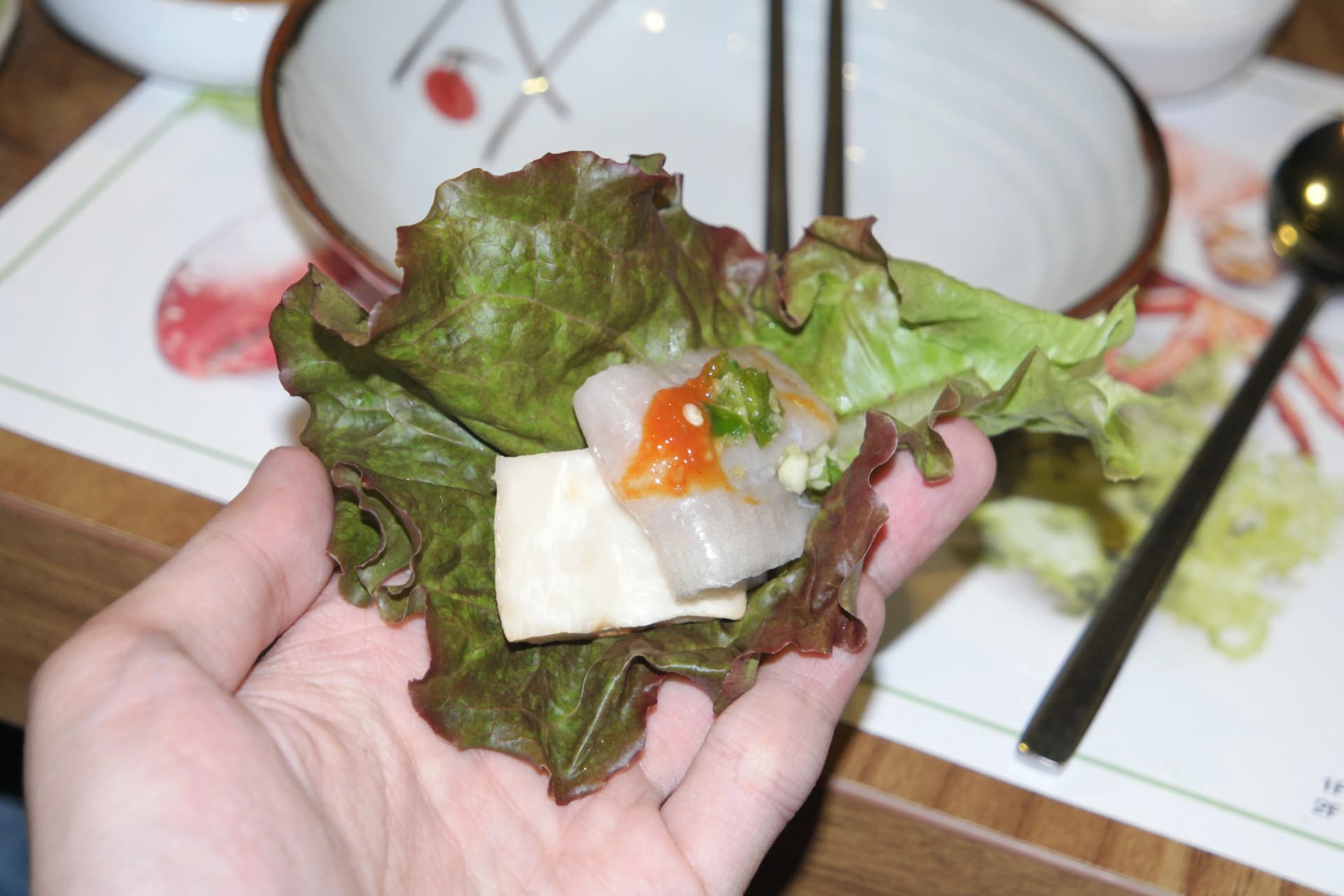 Hoe-ssam iliyokamilika, samaki na ssamjang vilivyofungwa kwenye lettuce kwa mlo mzuri wa kinywa | 하이제이에스비