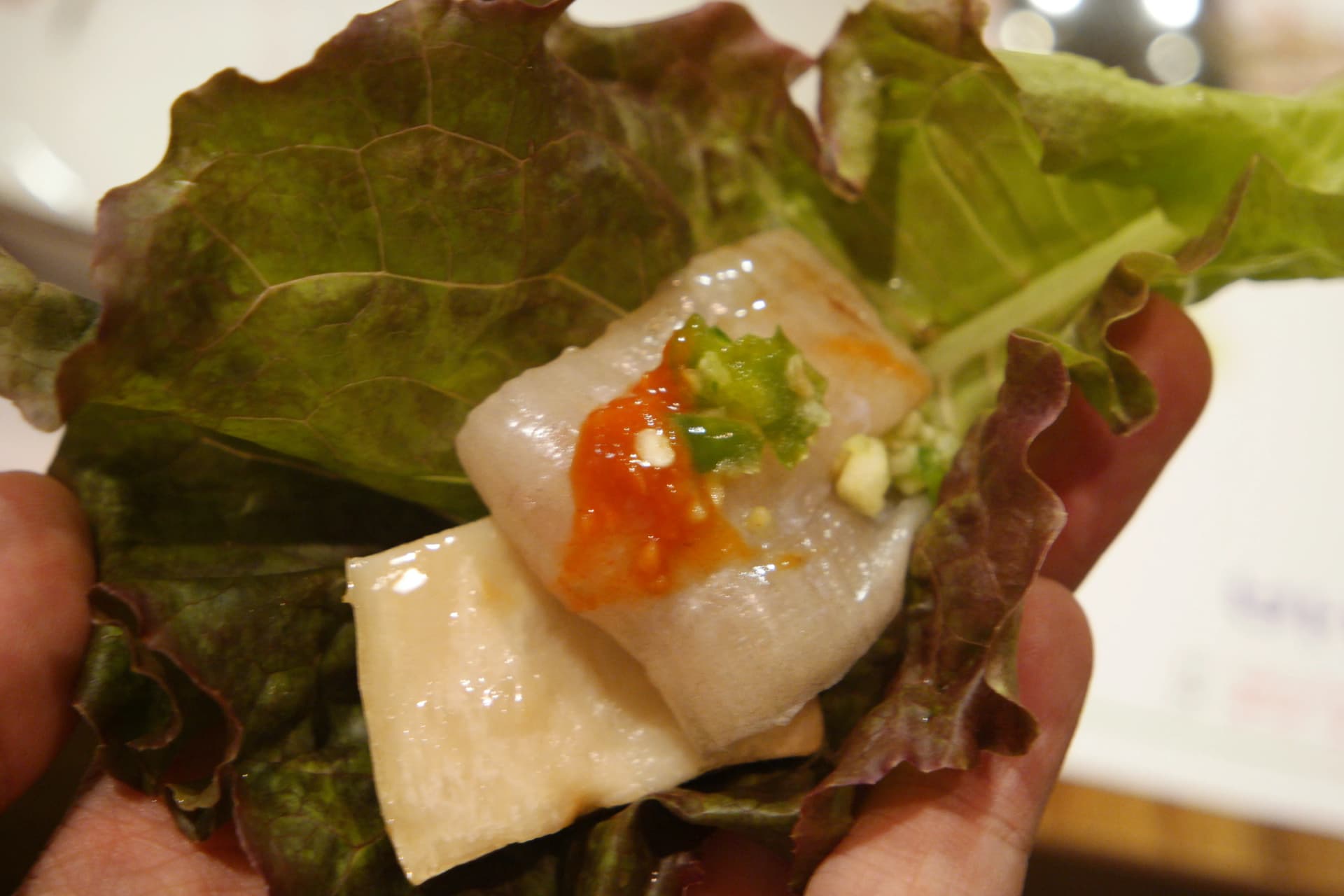 Meongge mbichi ya hoejip ya Korea, vipande vya rangi ya machungwa vilivyowekwa vizuri sahani | 하이제이에스비