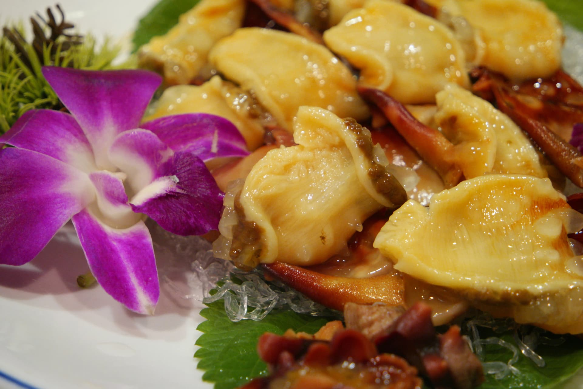 Meongge nyingi zimewekwa juu ya jani la sesame, picha ya jumla | 하이제이에스비