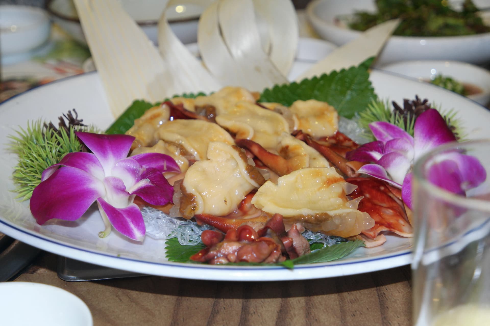 Picha ya karibu sana ya meongge, rangi ya machungwa na muundo wa kipekee unaonekana | 하이제이에스비