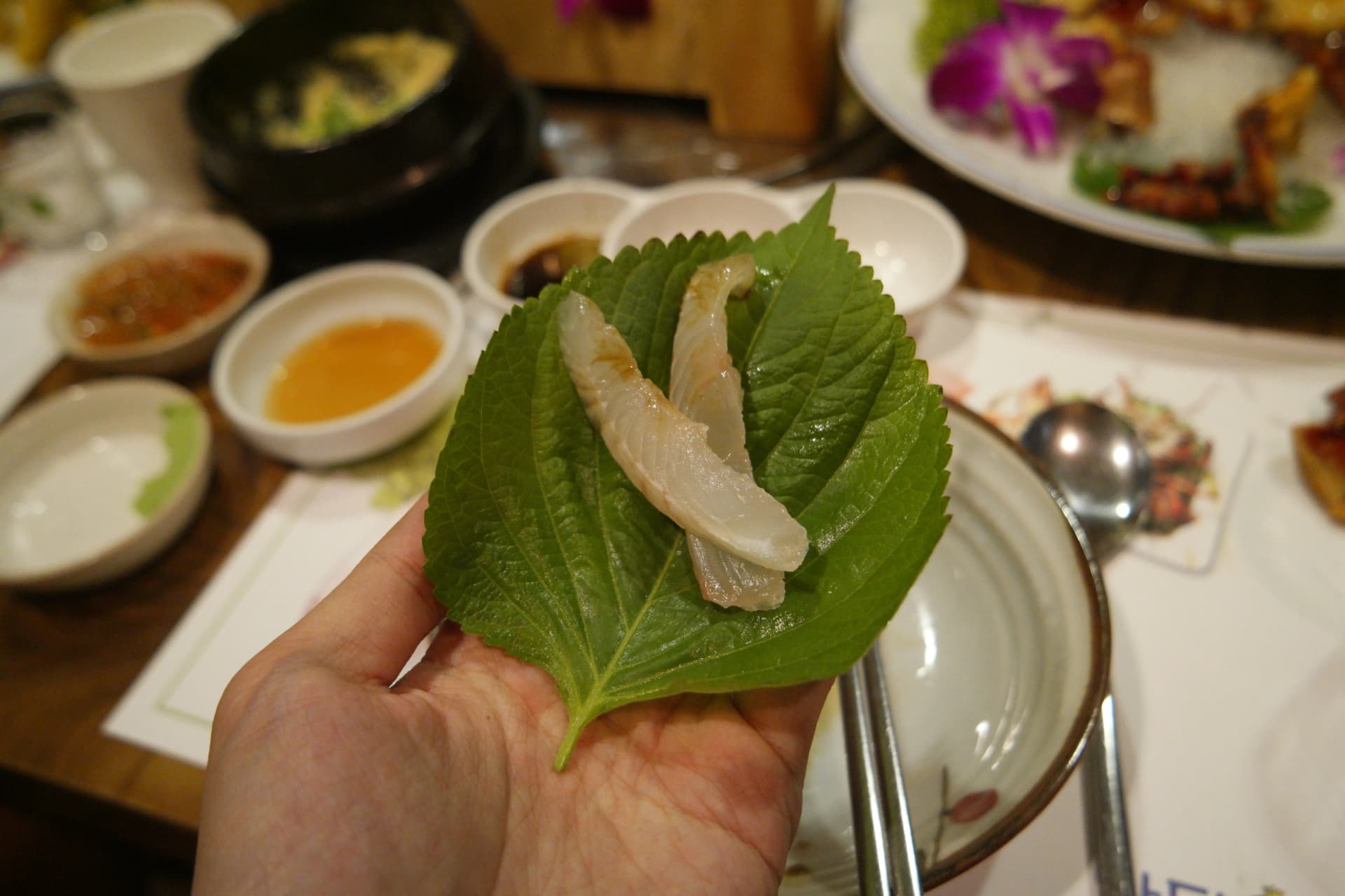 Haesam mbichi ya hoejip ya Korea, imesaliwa vizuri juu ya jani la sesame | 하이제이에스비