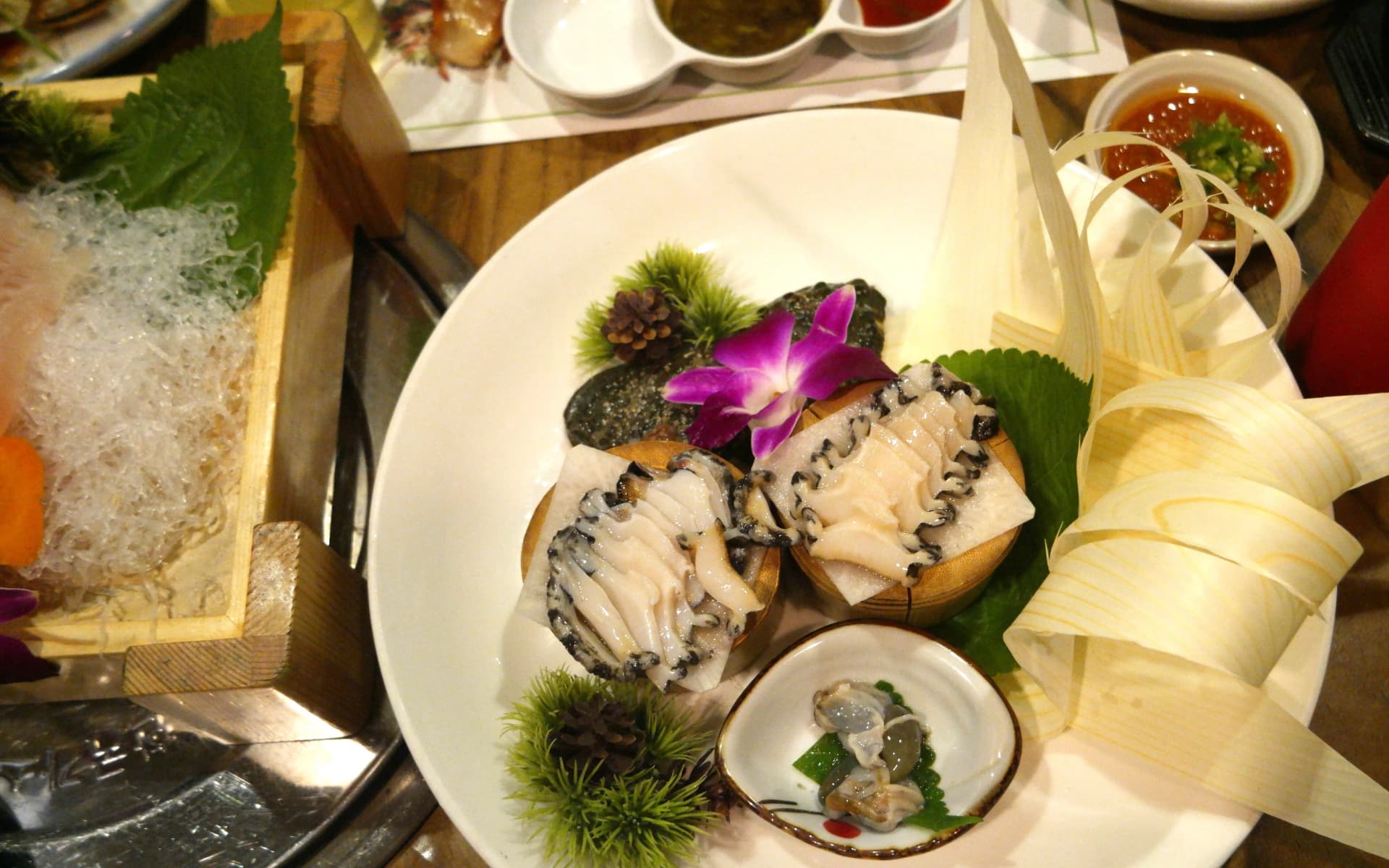 Jeonbok-hoe kutoka pembe nyingine, nyama laini ya abalone na tumbo lake kwenye bakuli dogo | 하이제이에스비