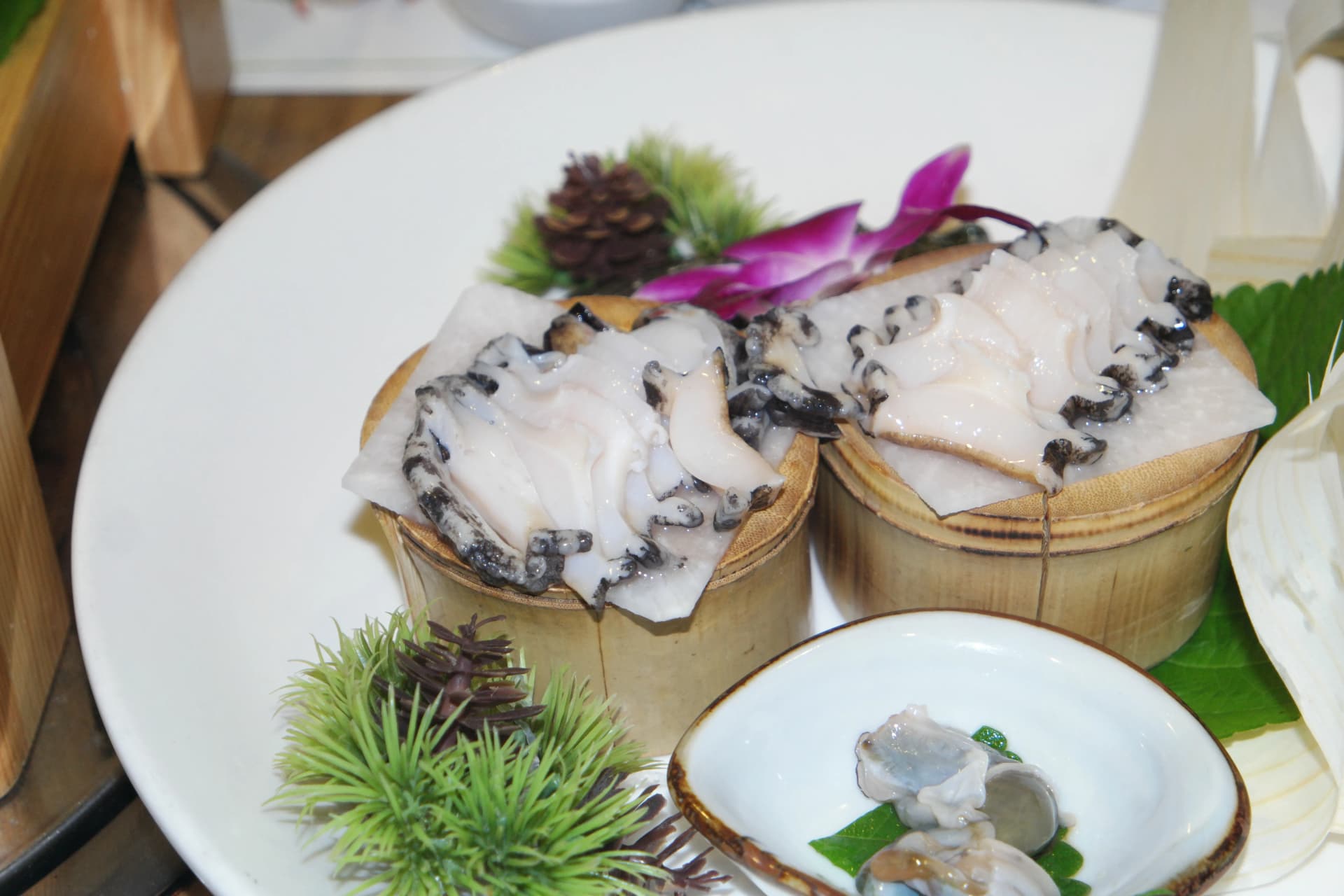 Karibu ya jeonbok-hoe, mistari ya nyeusi na nyeupe inayoonyesha ubora na usafi | 하이제이에스비