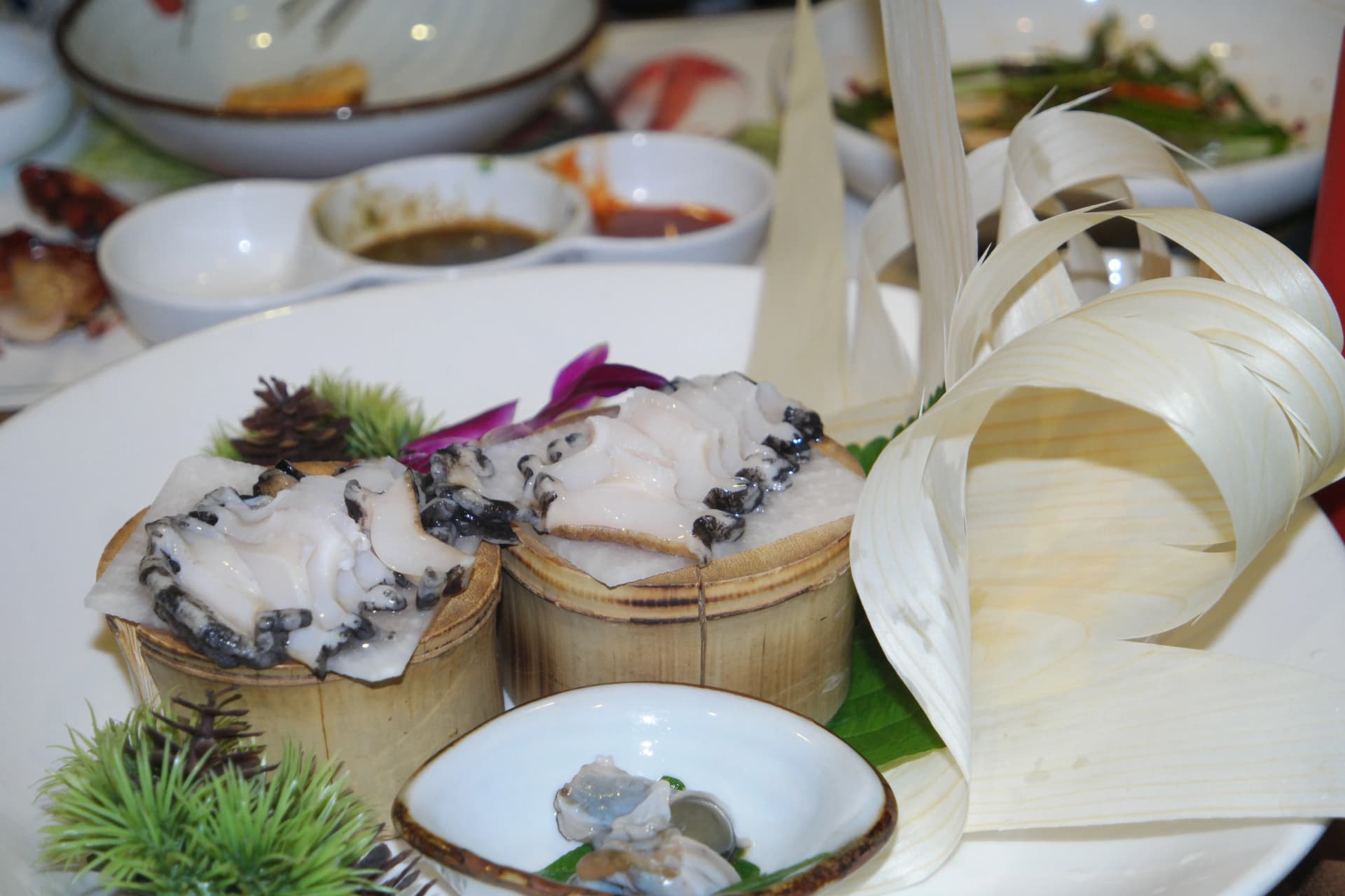 Haemul maeuntang, pweza na makombe na vyakula vingi vya bahari vikitoweka katika mchuzi mwekundu wa pilipili | 하이제이에스비