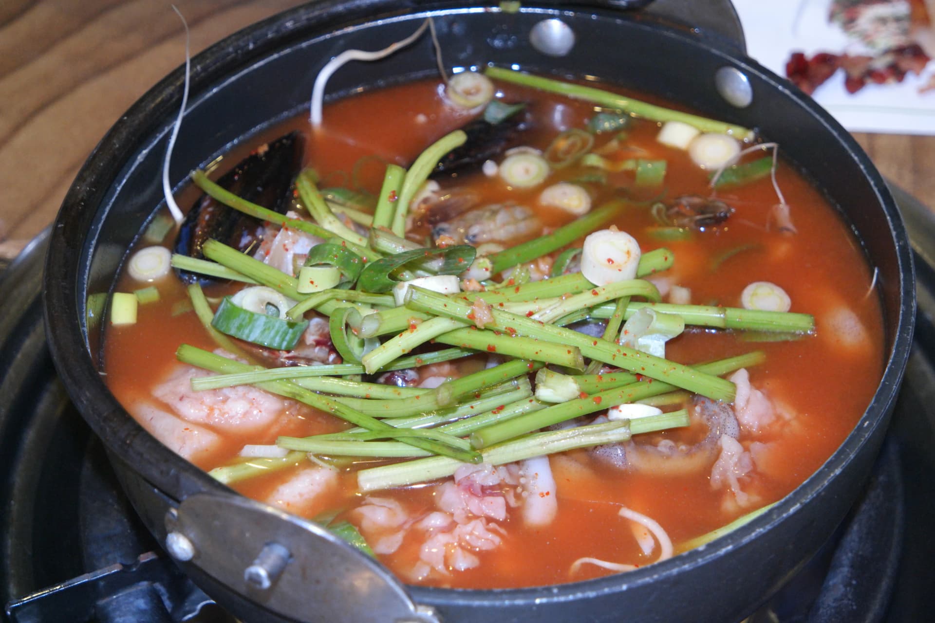 Haemul maeuntang ikitoweka moto, nyama ya samaki inaanza kutawanyika kwenye mchuzi | 하이제이에스비