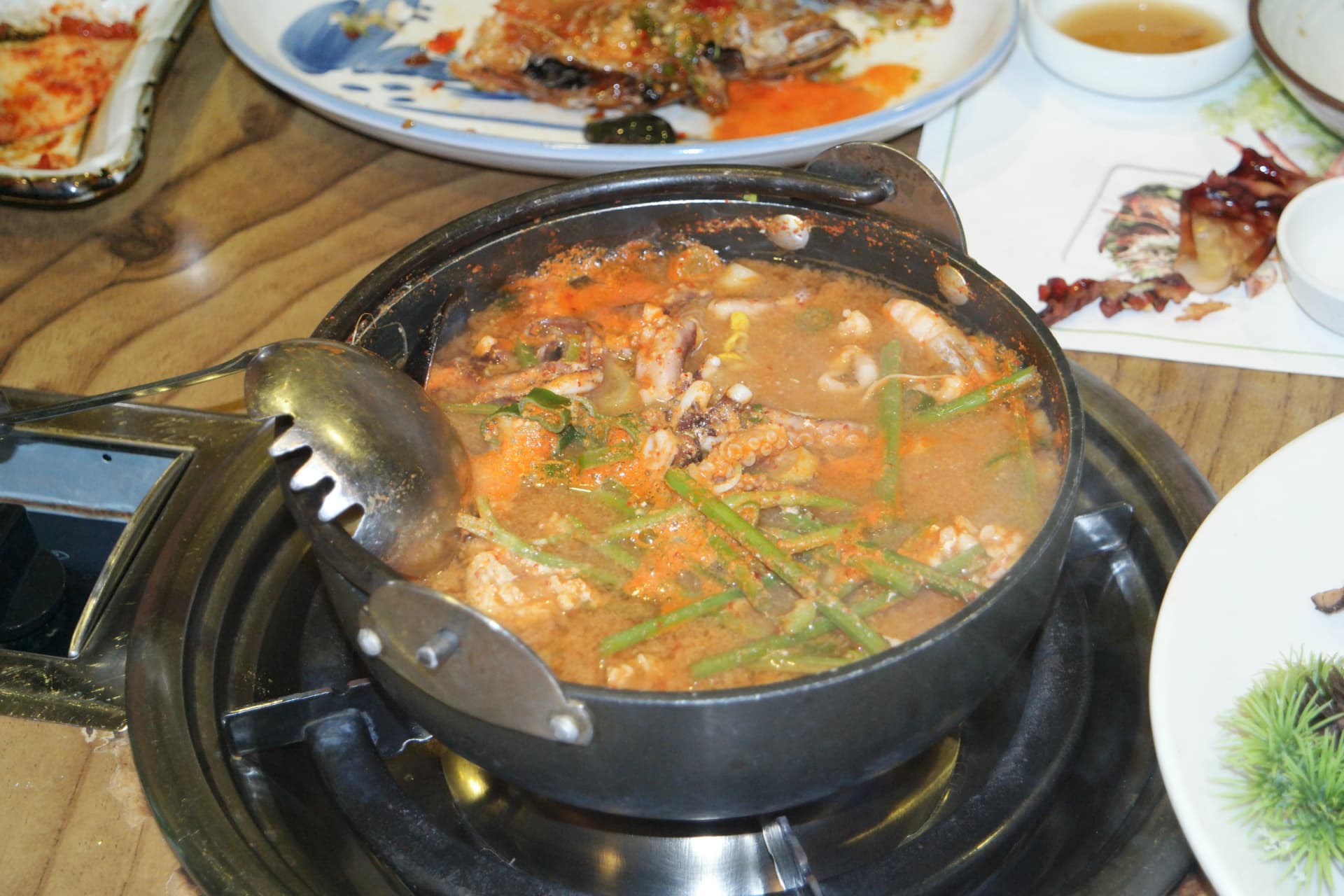 Haemul maeuntang iliyokamilika, mchuzi mwekundu mzito ukichemka polepole | 하이제이에스비