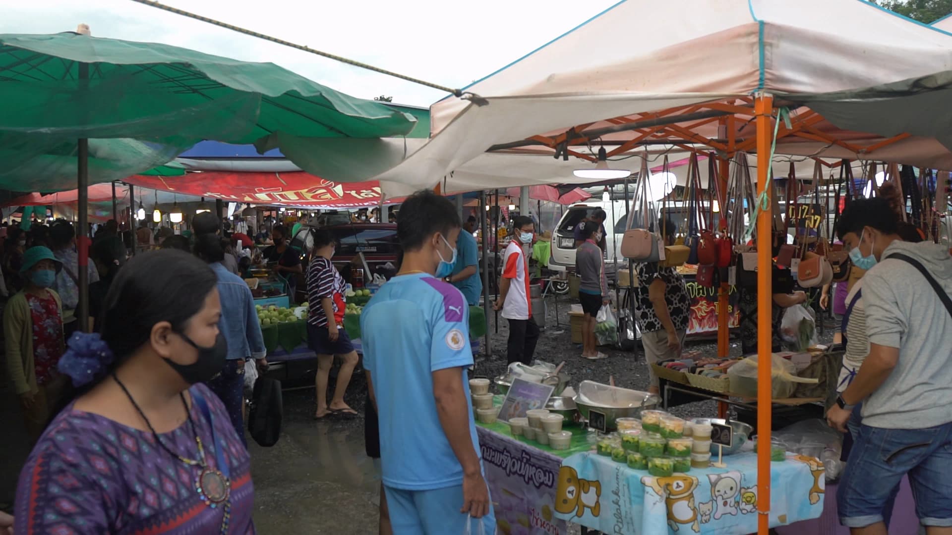 태국 라용 반카이 시내시장 전경 – 초록색 분홍색 천막 아래 노점이 빼곡하게 늘어선 모습