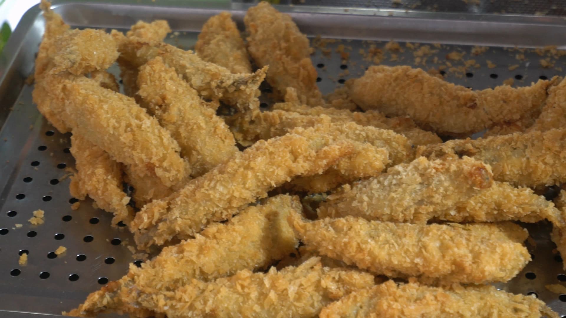 태국 재래시장 튀김 노점 – 감자튀김과 각종 튀김이 철망 위에 올려진 모습