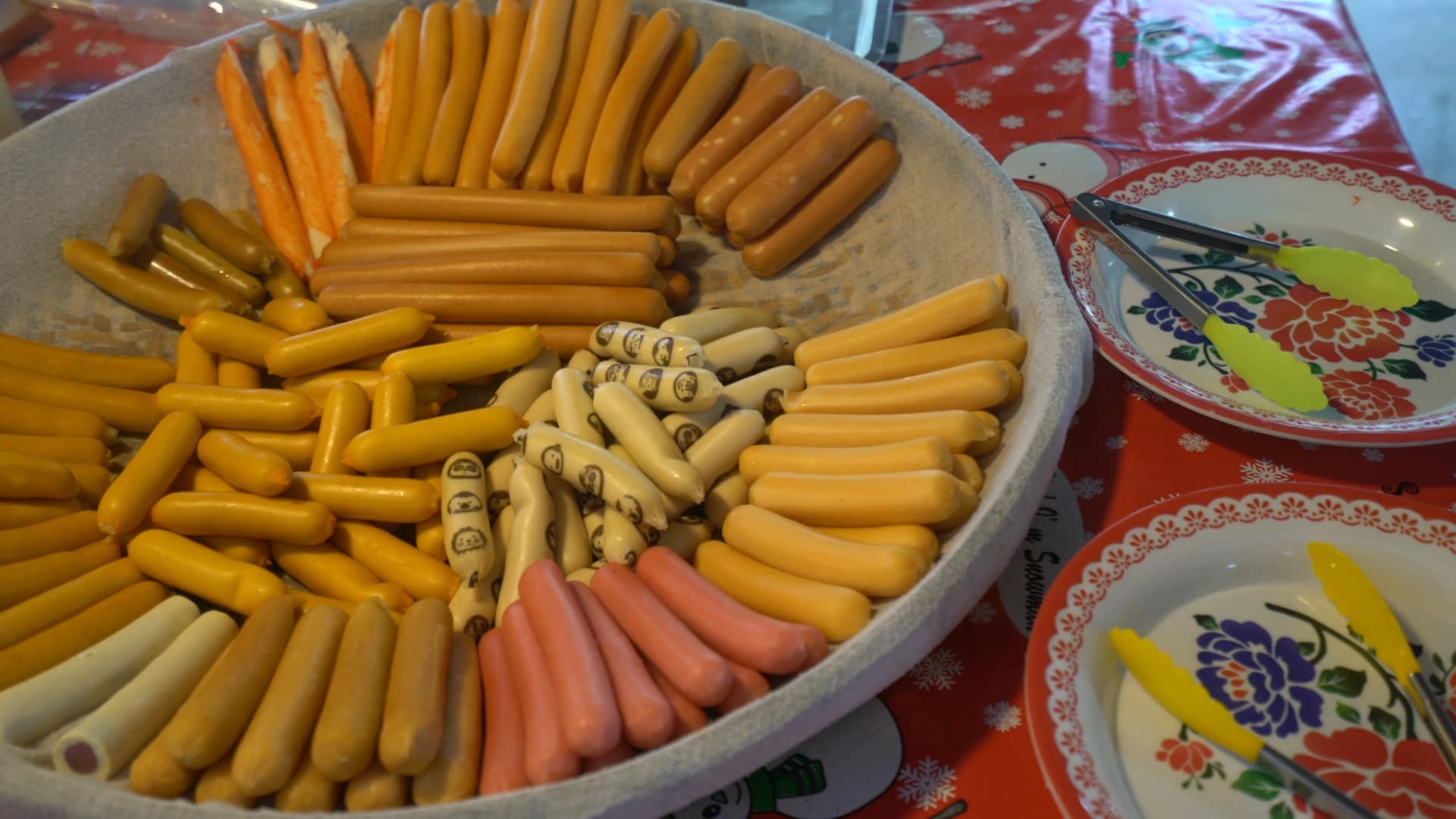 태국 시장 소시지 가판대 – 노란색 분홍색 흰색 주황색 소시지가 쟁반에 색깔별로 담긴 모습