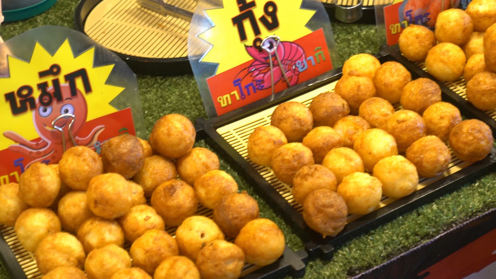 태국 시장 타코야키 종류 – 문어 새우 치즈 돼지고기맛 트레이별로 진열된 모습